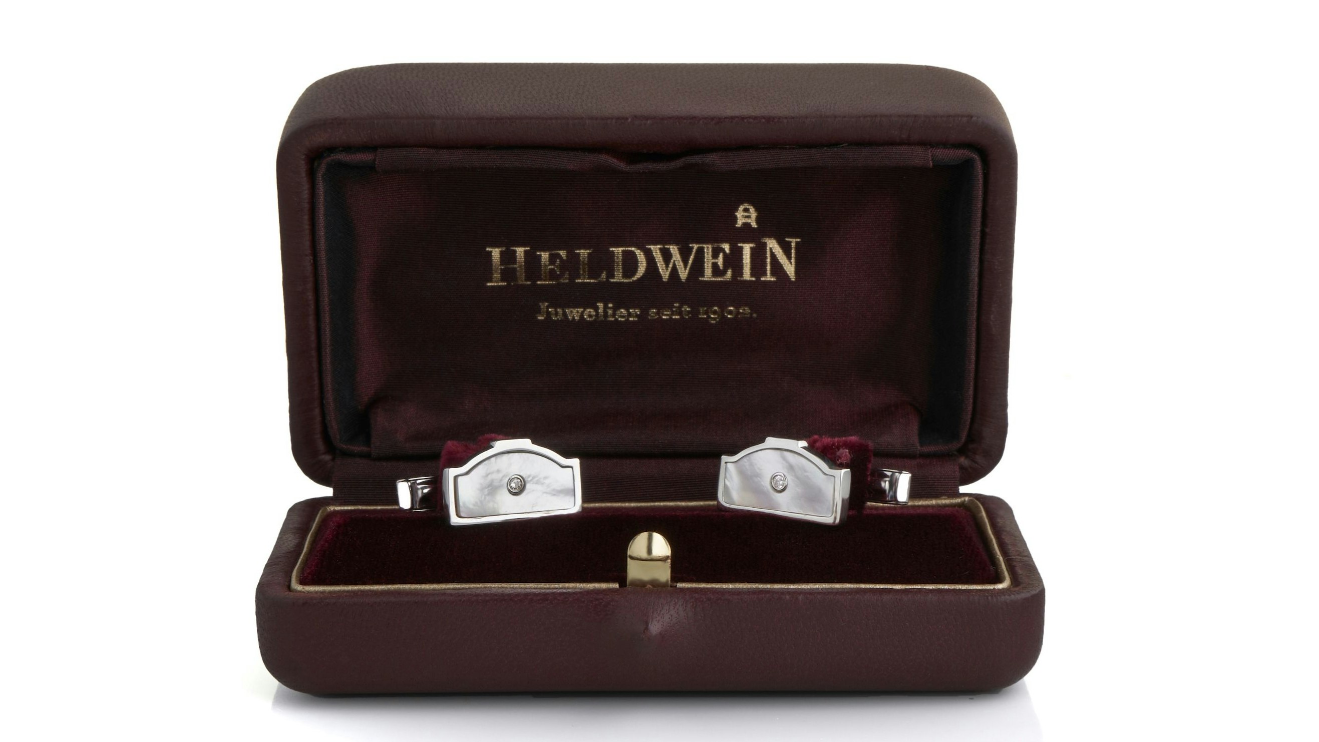 Die Manschettenknöpfe sind mit Perlmutt und einem kleinen Brillanten verziert und werden an den Handgelenken von 160 Debütanten glitzern.