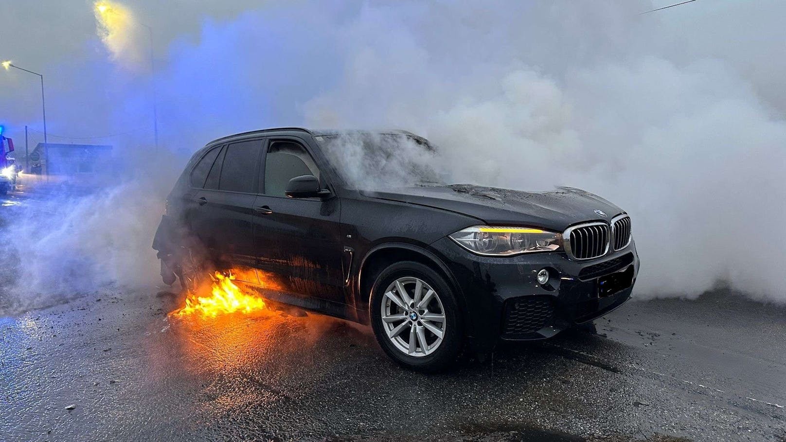 Das Auto fing plötzlich Feuer.