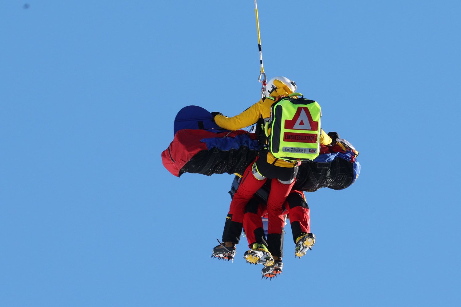 Nadine Fest wird abtransportiert