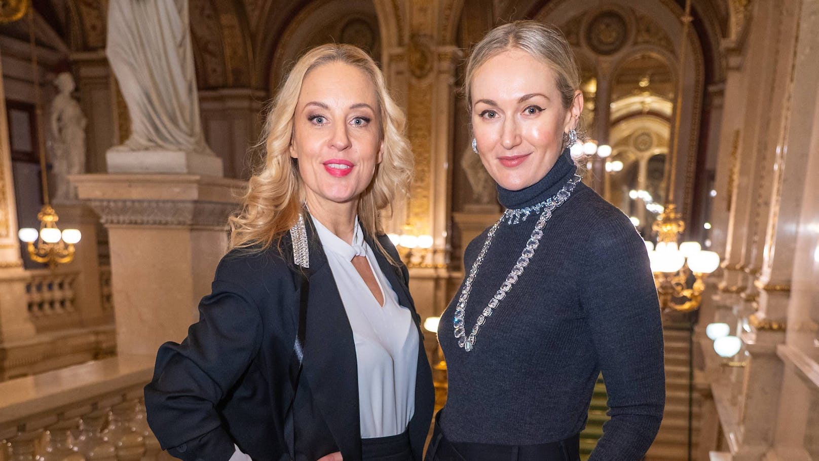 Yelena Aschberger von Swarovski mit Lilian Klebow, die 2024 auch als Moderatorin Teil der Opernball-Berichterstattung sein wird. 