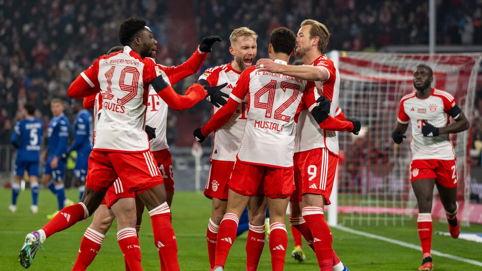 Emotionaler Sieg! Bayern holen 3:0 für "Kaiser Franz"
