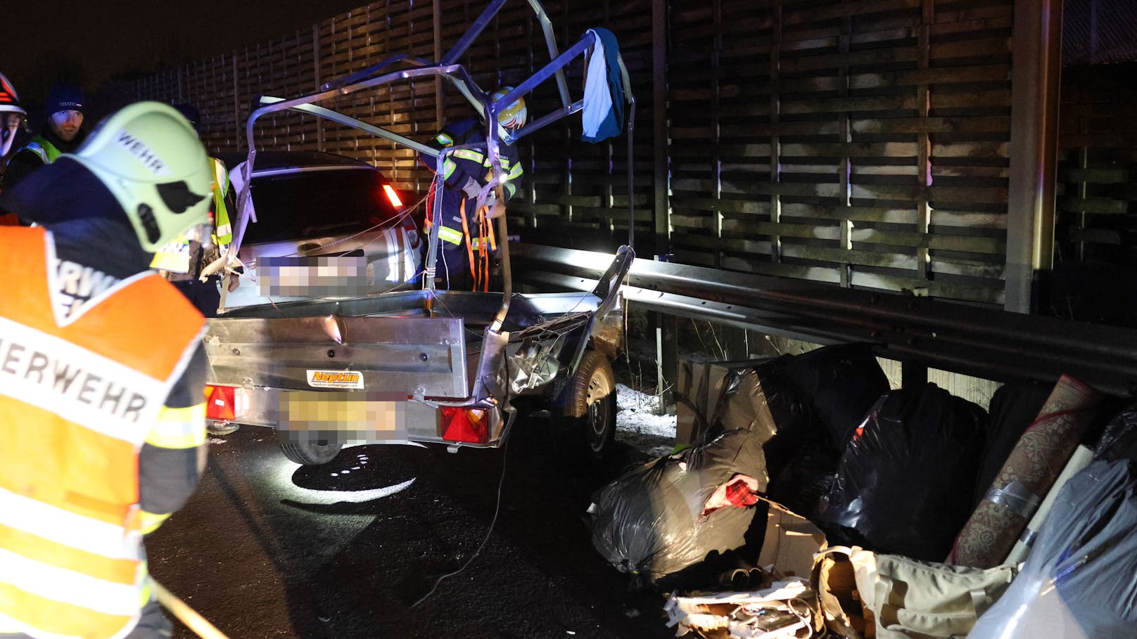 Ein Unfall am Autobahnknoten Wels - an der Abzweigung der A8 Innkreisautobahn und der A25 Welser Autobahn bei Wels-Oberthan beschäftigte die Einsatzkräfte in der Nacht auf Freitag.