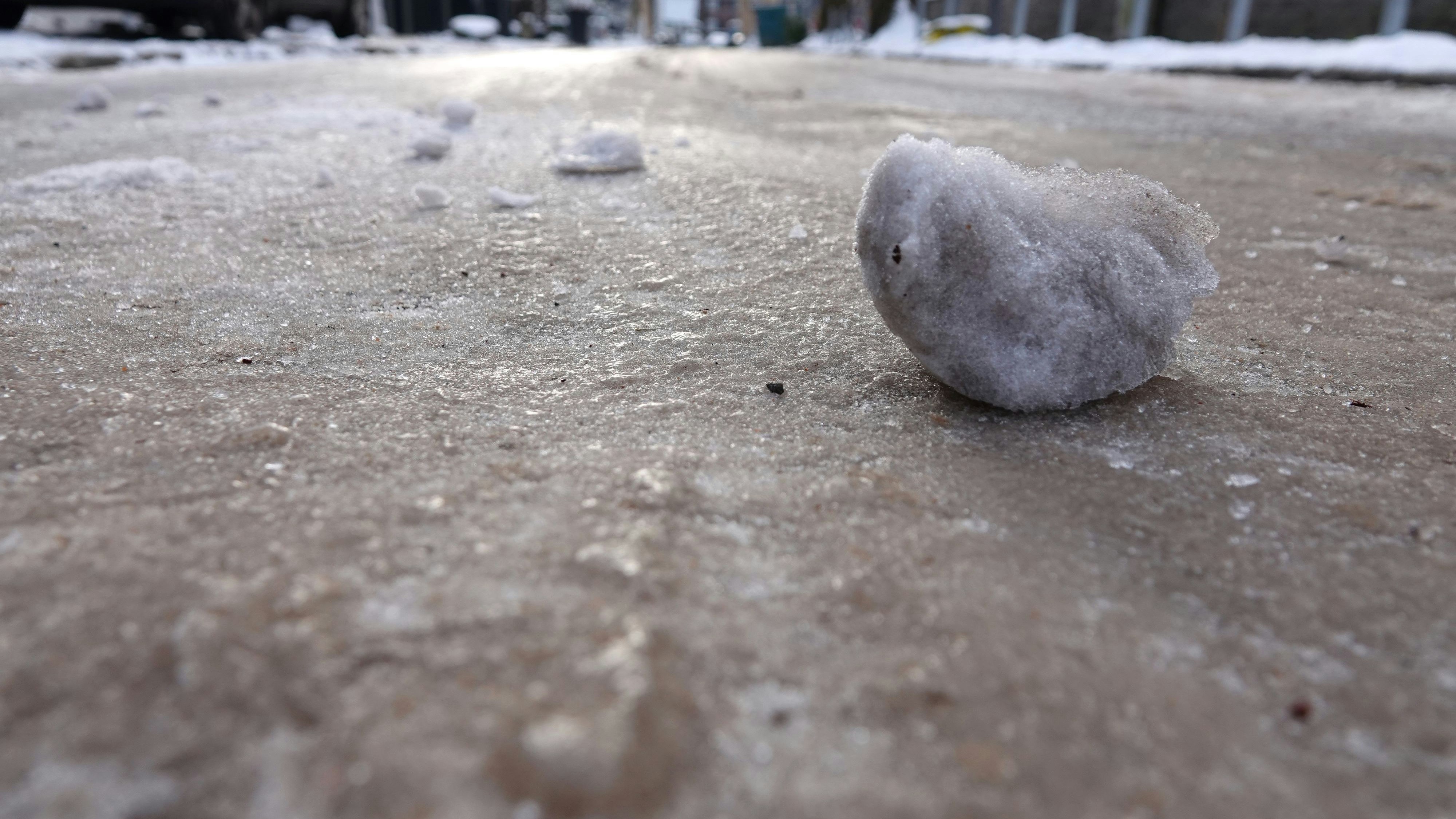 Wie hier in Hamburg kam es in mehreren Städten zu Glatteis.