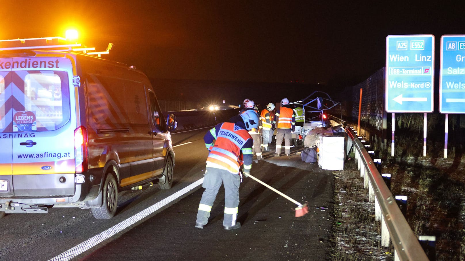 Ein Unfall am Autobahnknoten Wels - an der Abzweigung der A8 Innkreisautobahn und der A25 Welser Autobahn bei Wels-Oberthan beschäftigte die Einsatzkräfte in der Nacht auf Freitag.