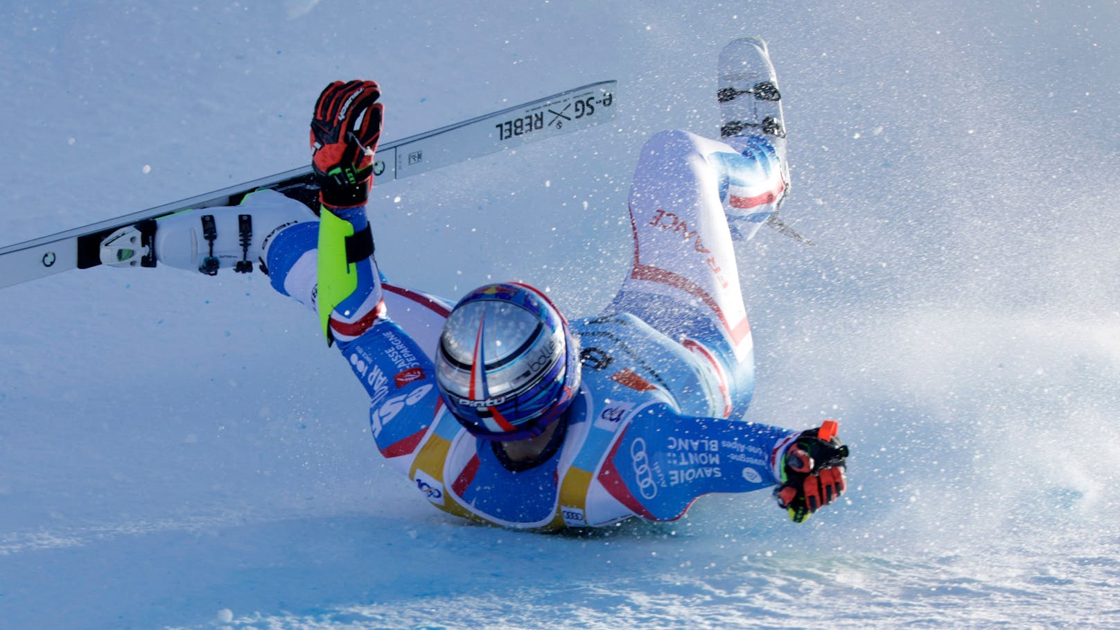 Wilder Sturz! Ski-Superstar schlittert über die Piste