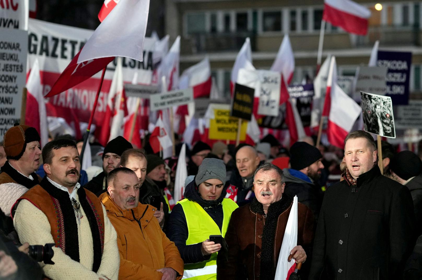 Der Protestzug führte später vor den Regierungssitzung und damit das Büro von Tusk. Einige skandierten dort: "Raus aus der Hundehütte". Auf Schildern wurde Tusk als "Diktator" bezeichnet