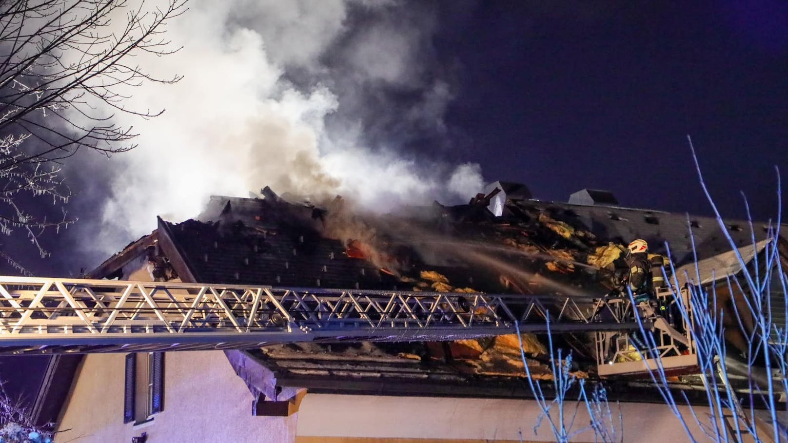 In der Nacht auf Samstag brach ein Brand im Dachbereich des ehemaligen Fürbergs aus. Dieser entwickelte sich zu einem Großbrand. 