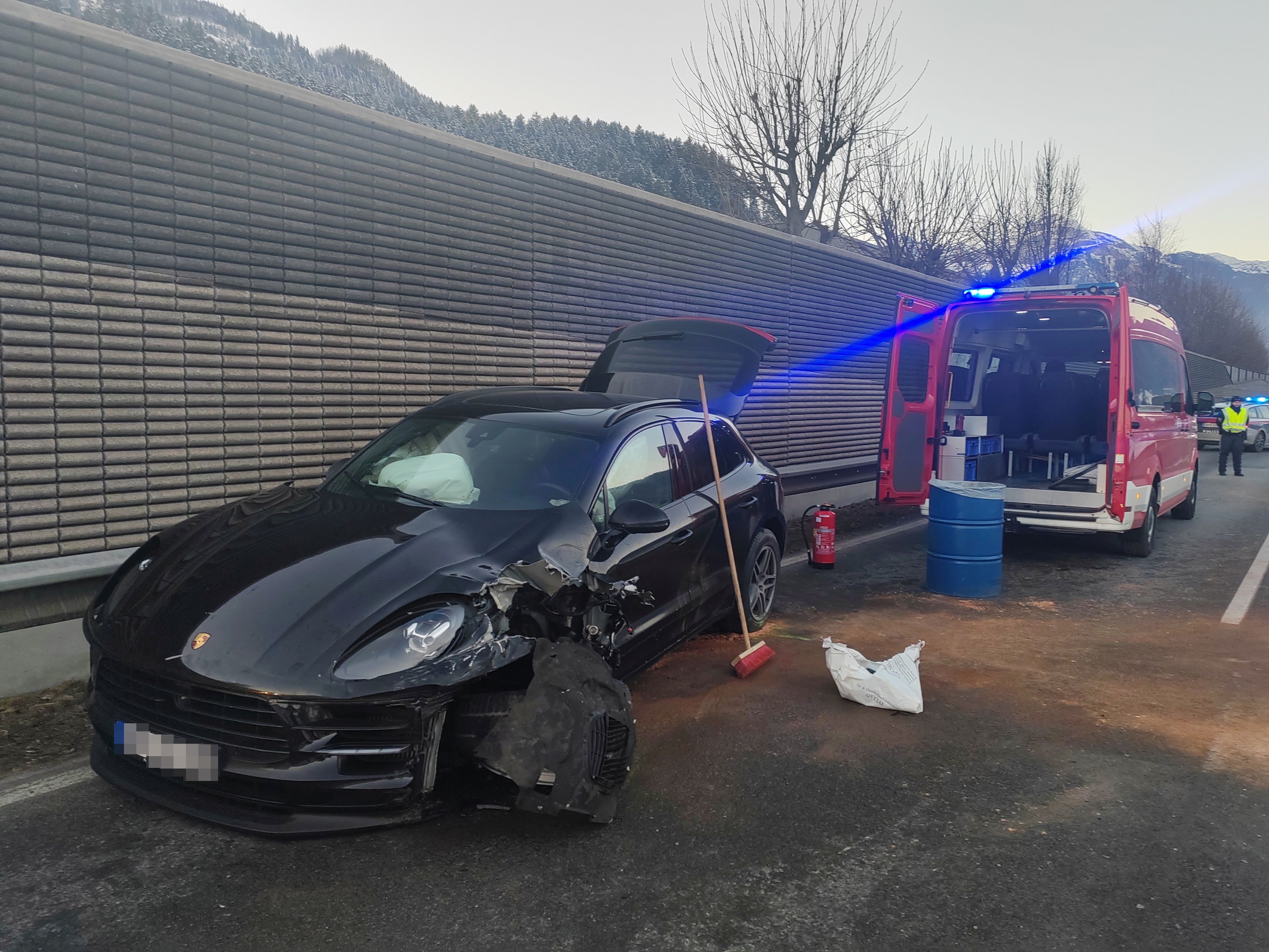 Der Porsche blieb schwerbeschädigt liegen und musste abtransportiert werden.