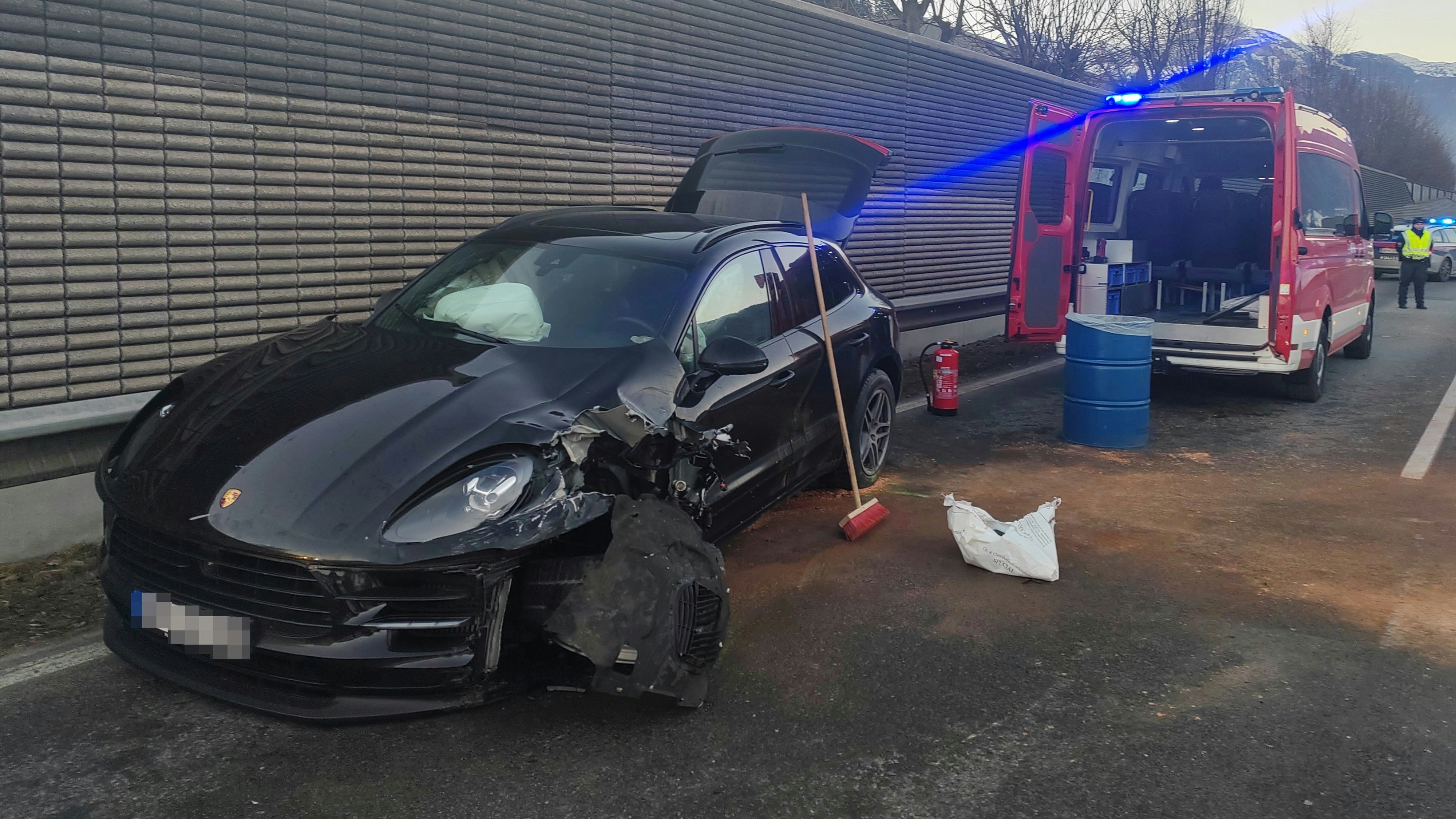 Der Porsche blieb schwerbeschädigt liegen und musste abtransportiert werden.