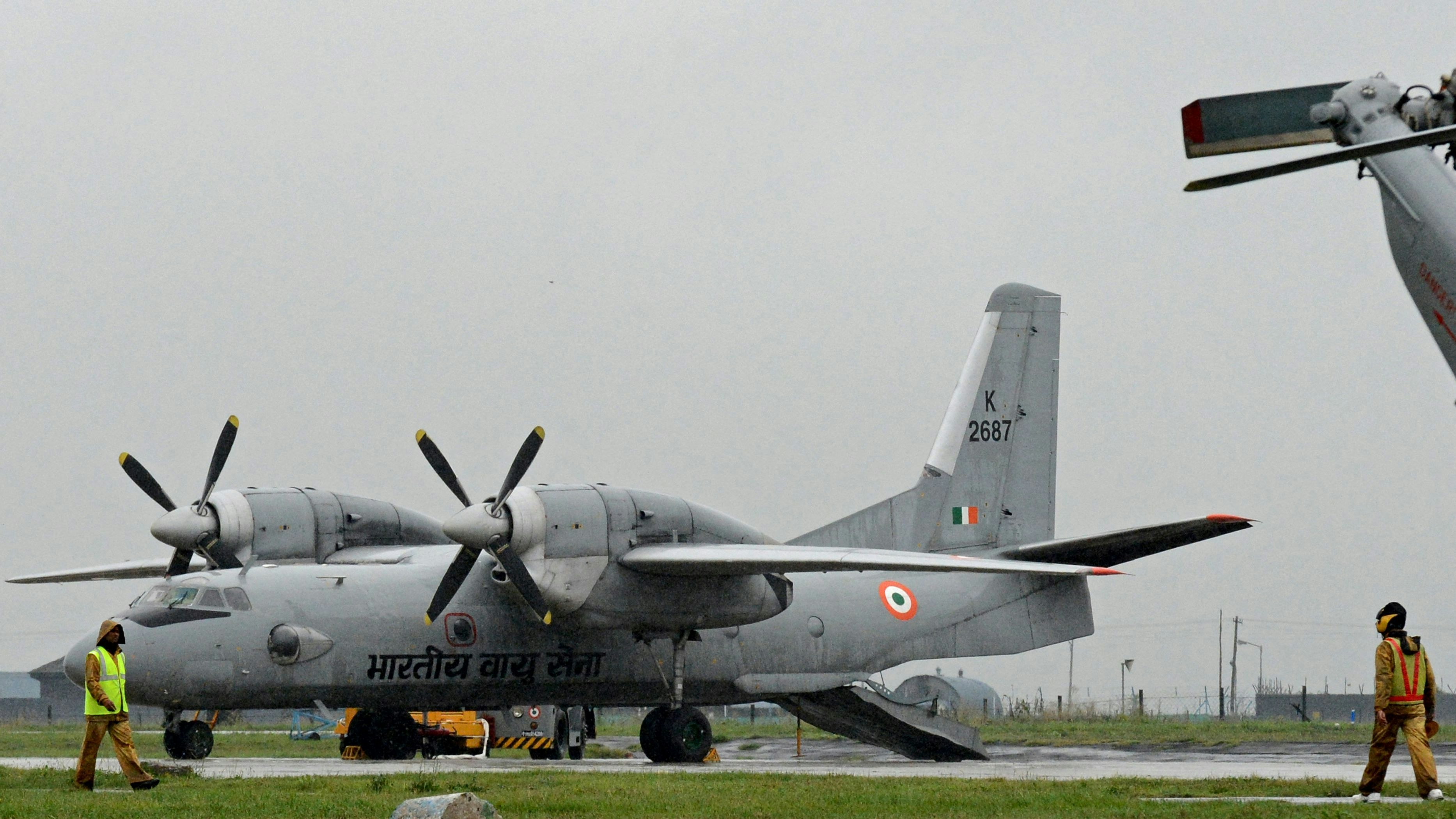 Download von www.picturedesk.com am 13.01.2024 (13:28).  (FILES) An Indian Air Force Antonov An-32 transport aircraft is pictured as rain falls at an air force base in Srinagar on September 6, 2014. India said on January 12, 2024 it had likely found wreckage from an Indian Air Force transport plane that went missing over the sea nearly eight years ago with 29 people aboard. A Russian-built Antonov AN-32 was carrying service personnel and six crew members during a routine courier service to India's remote Andaman and Nicobar Islands in July 2016. (Photo by Tauseef MUSTAFA / AFP) - 20140906_PD11724 - Rechteinfo: Rights Managed (RM) Nur für redaktionelle Nutzung! Werbliche Nutzung erfordert Freigabe: bitte schicken Sie uns eine Anfrage.