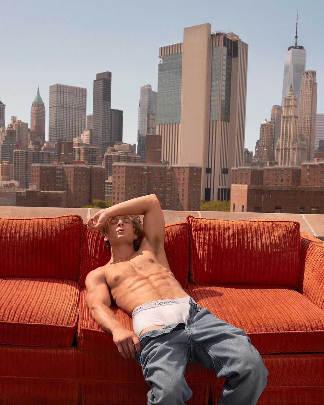 Jeremy Allen White bringt als Calvin Klein Model das Netz zum Durchdrehen.