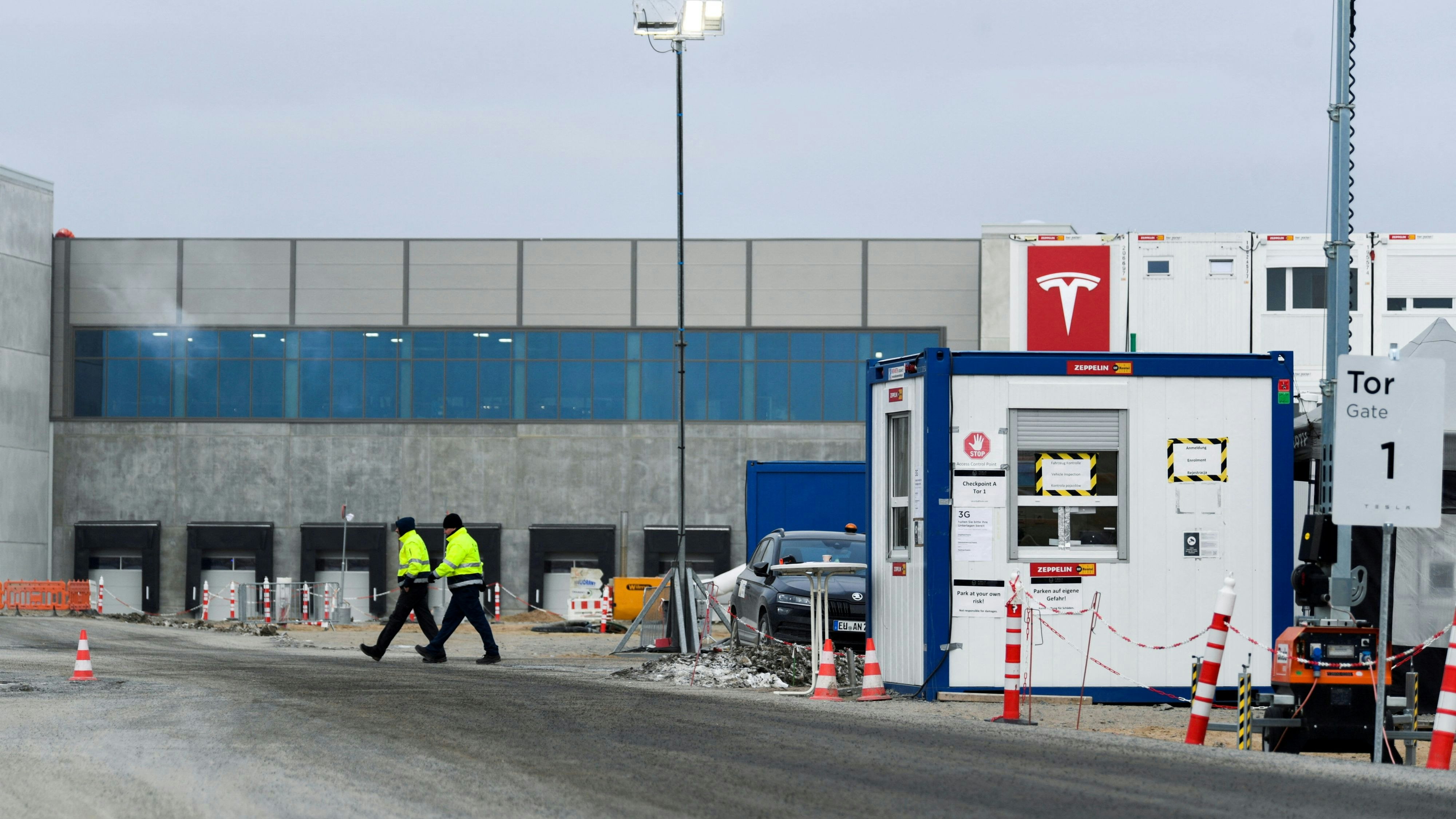 Teslas Produktionsstätte in Grünheide muss den Betrieb unterbrechen.