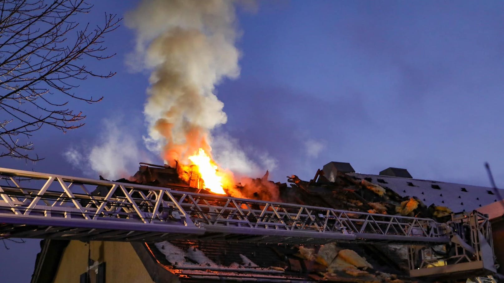 In der Nacht auf Samstag brach ein Brand im Dachbereich des ehemaligen Fürbergs aus. Dieser entwickelte sich zu einem Großbrand. 