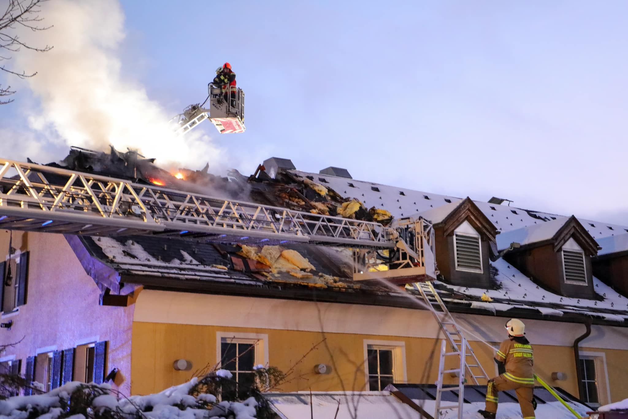 In der Nacht auf Samstag brach ein Brand im Dachbereich des ehemaligen Fürbergs aus. 