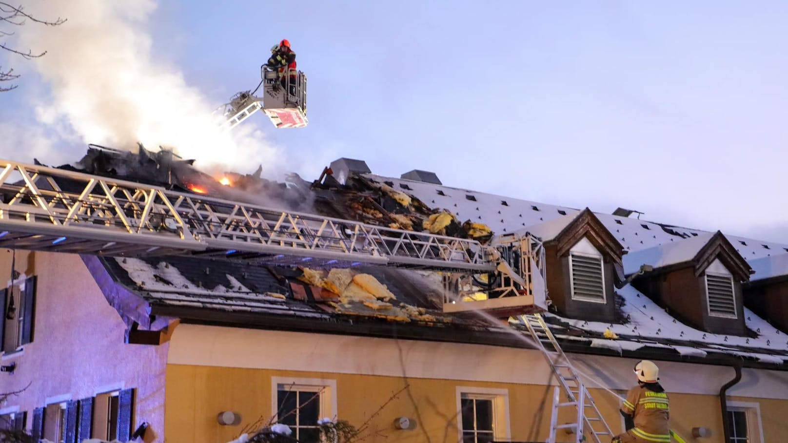 In der Nacht auf Samstag brach ein Brand im Dachbereich des ehemaligen Fürbergs aus. Dieser entwickelte sich zu einem Großbrand. 