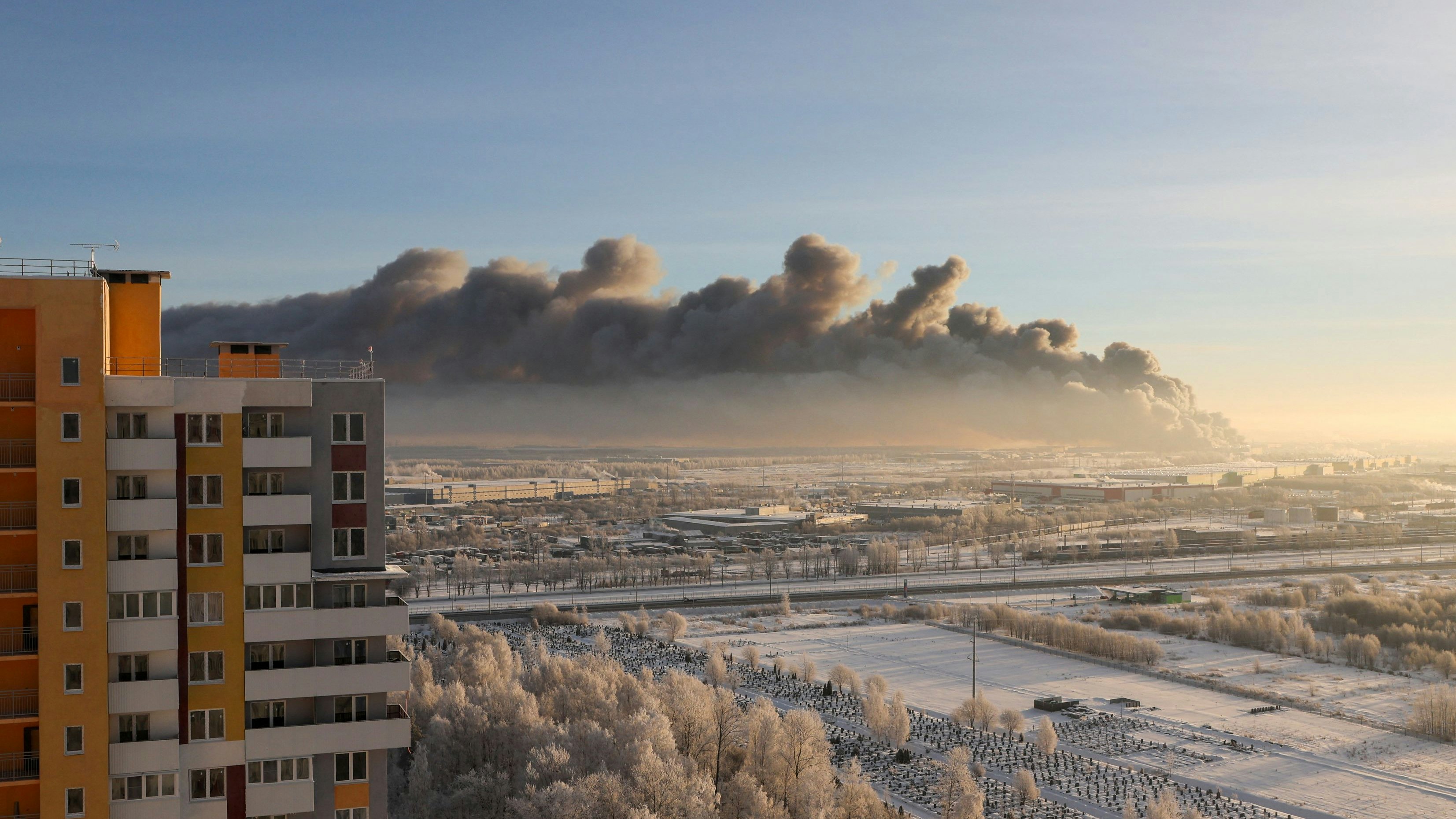 Der Himmel über St. Petersburg ist in schwarze Rauchschwaden gehüllt. 