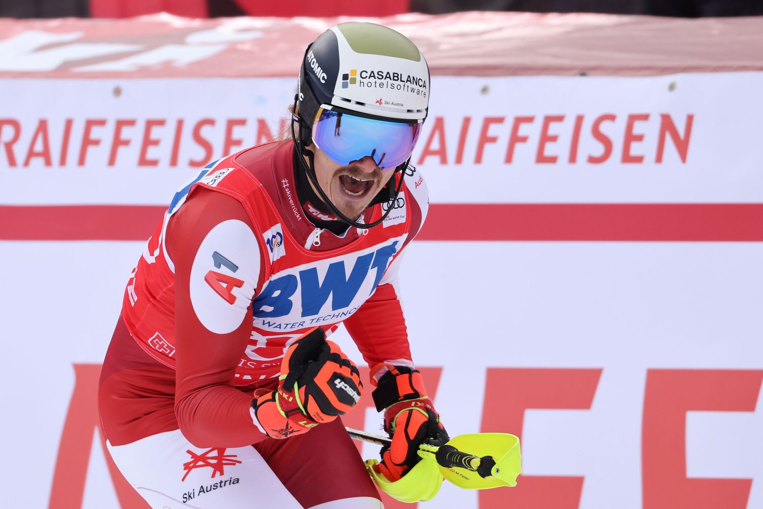 Manuel Feller jubelte in Wengen im roten Trikot des Slalomweltcup-Führenden.