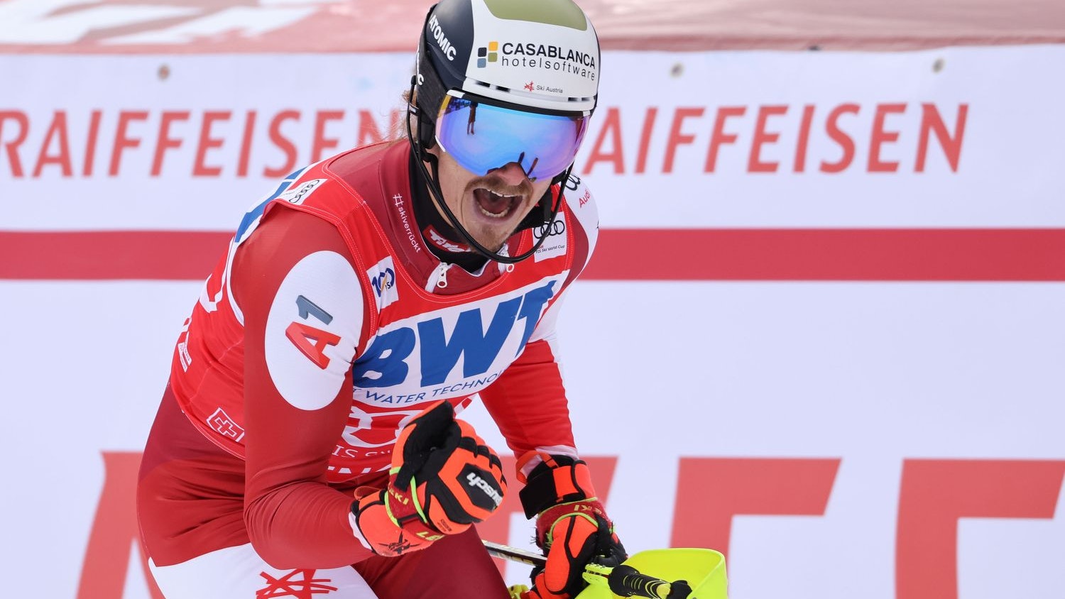 Manuel Feller jubelte in Wengen im roten Trikot des Slalomweltcup-Führenden.