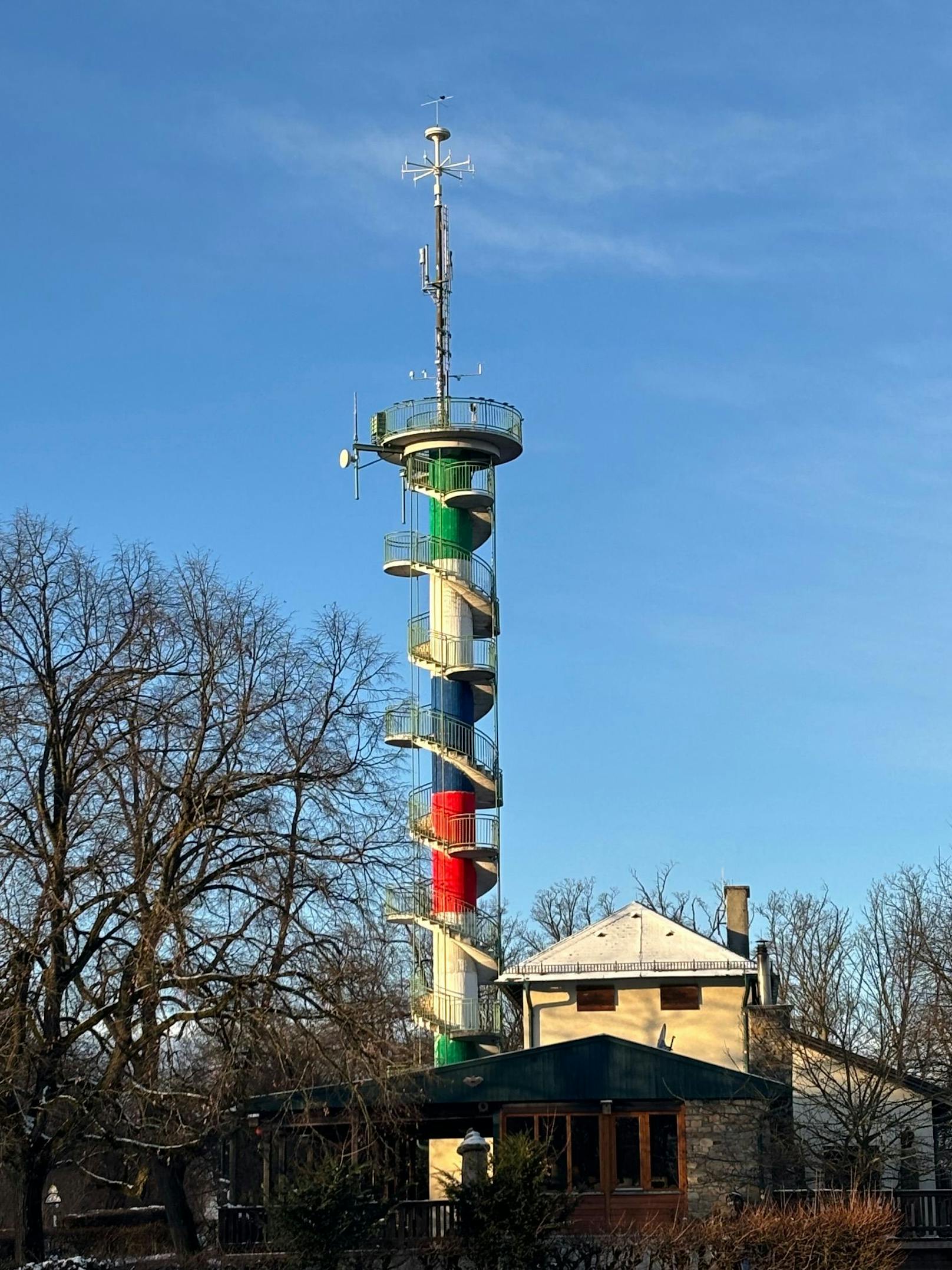 Die Jubiläumswarte wurde von oben bis unten mit Farbe beschmiert.