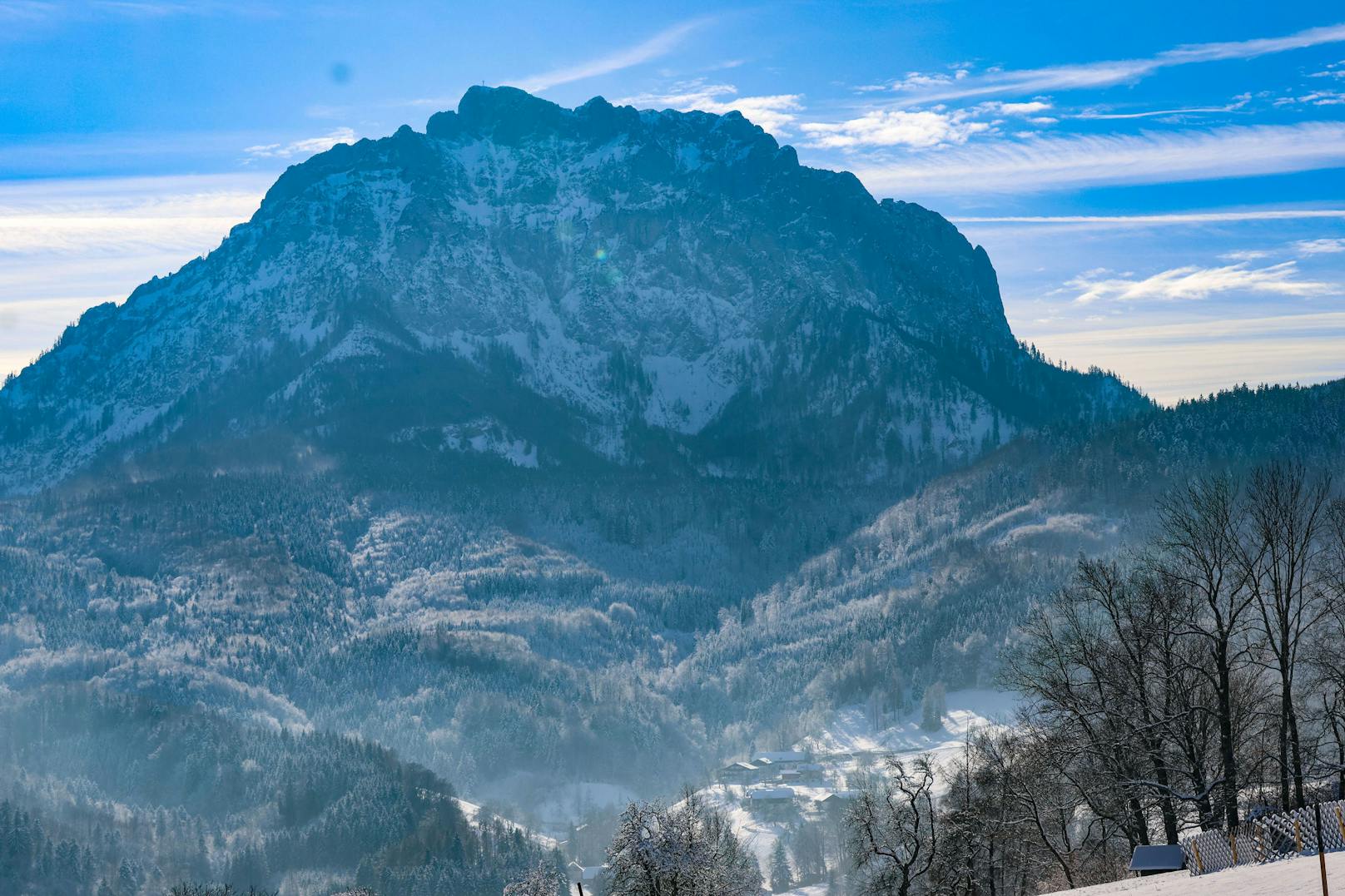 In Oberösterreich starben zwei Alpinisten, die von einer kleinen Lawine aus der Kletterwand gerissen wurden.