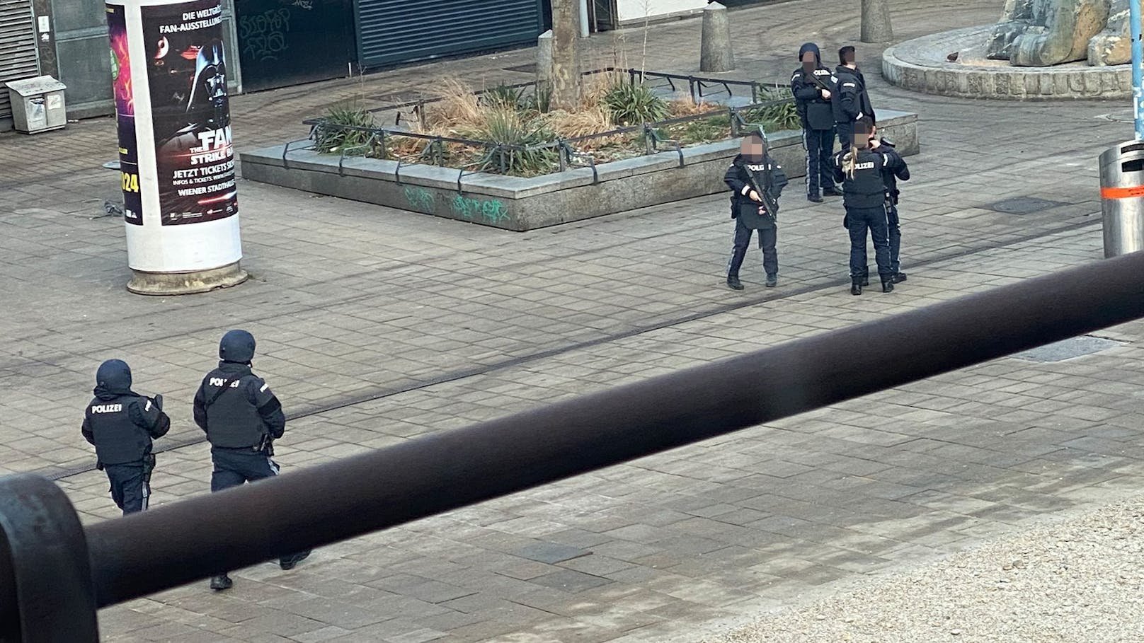 Polizei schwer bewaffnet – Großfahndung läuft in Wien