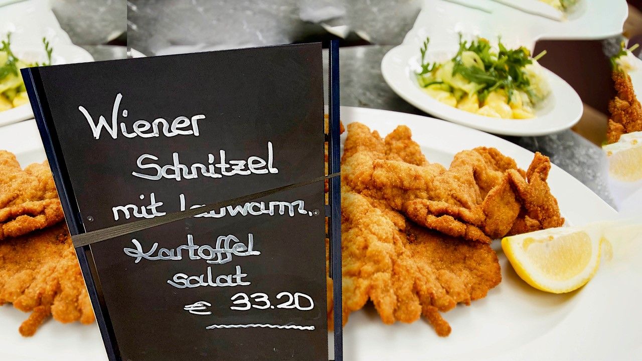 Wenn nicht nur das Fleisch paniert ist: Am Flughafen Berlin Brandenburg verlangt ein Lokal einen hohen Preis für sein Wiener Schnitzel. (Symbolbild)