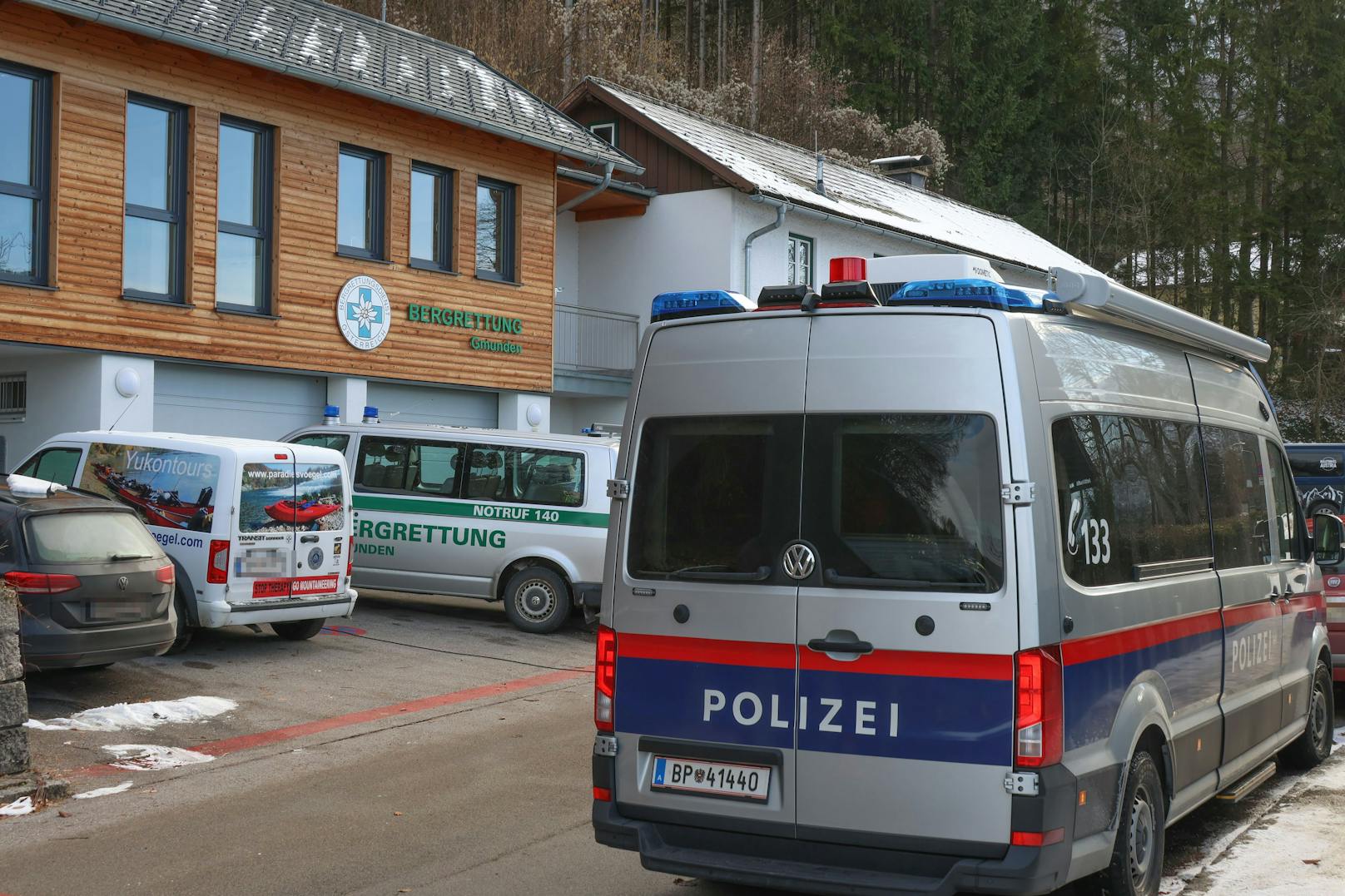 In Oberösterreich starben zwei Alpinisten, die von einer kleinen Lawine aus der Kletterwand gerissen wurden.