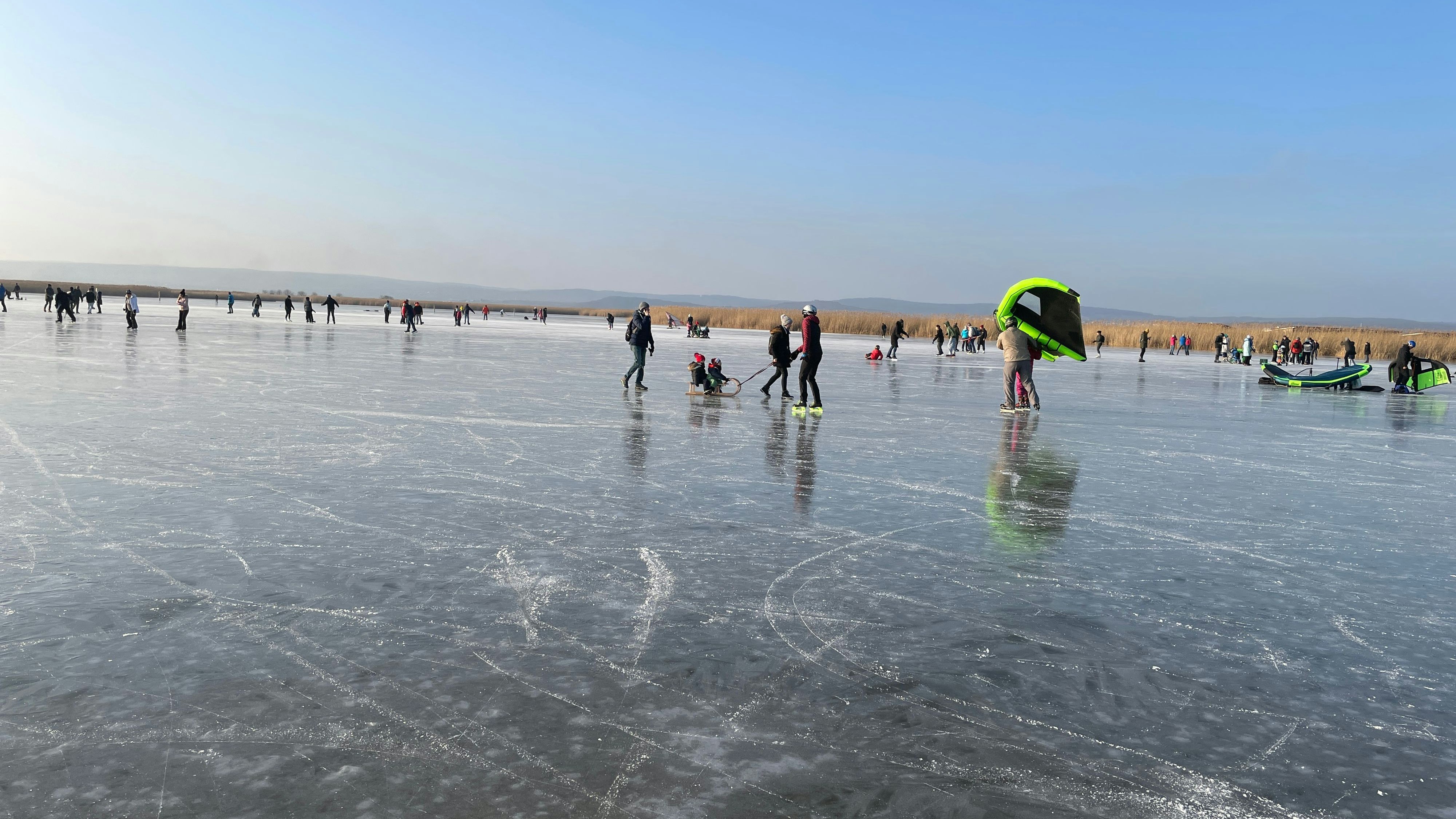 Eisläufer am Wochenende am Neusiedler See: An manchen Stellen knackste das Eis gefährlich.&nbsp;