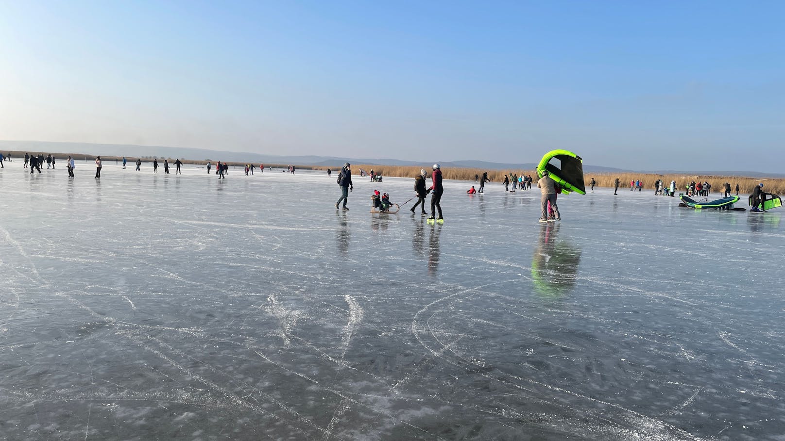 Eisläufer am Wochenende am Neusiedler See: An manchen Stellen knackste das Eis gefährlich.&nbsp;