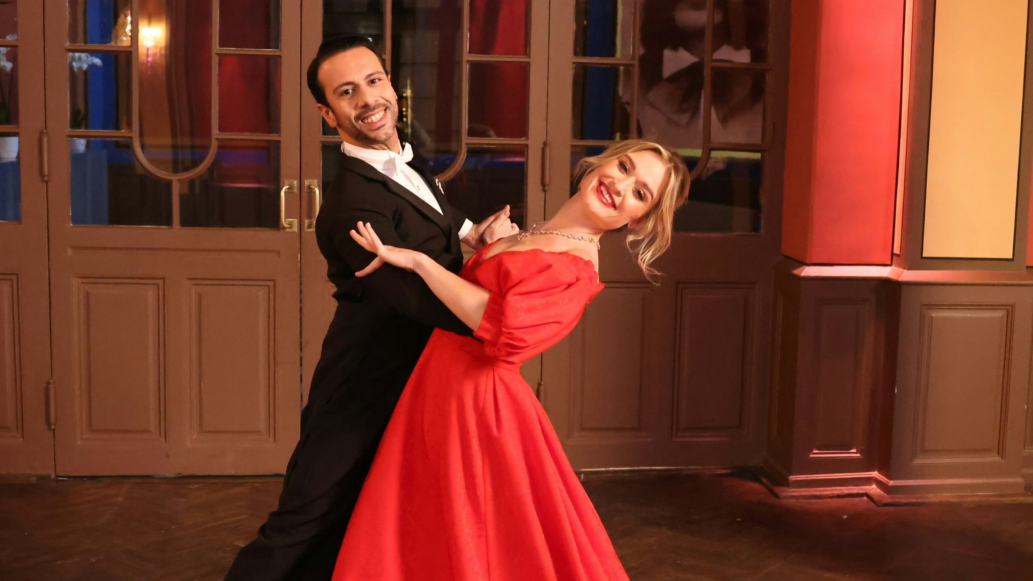 Corinna Kamper und ihre Partner Danilo Campisi schwingen bei sieben Bällen das Tanzbein.