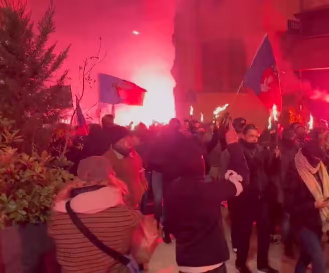 Rechtsextreme versammeln sich mit Fackeln in Paris. 