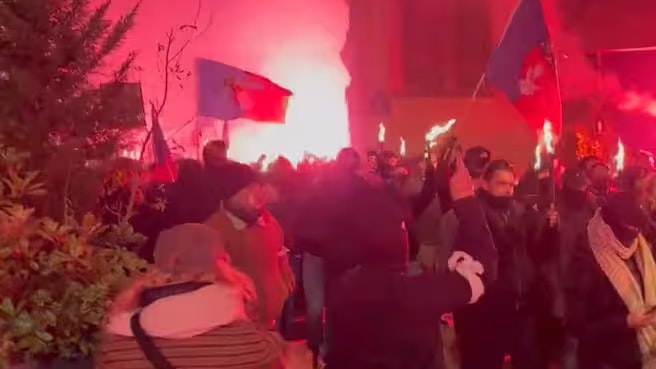 Rechtsextreme versammeln sich mit Fackeln in Paris. 