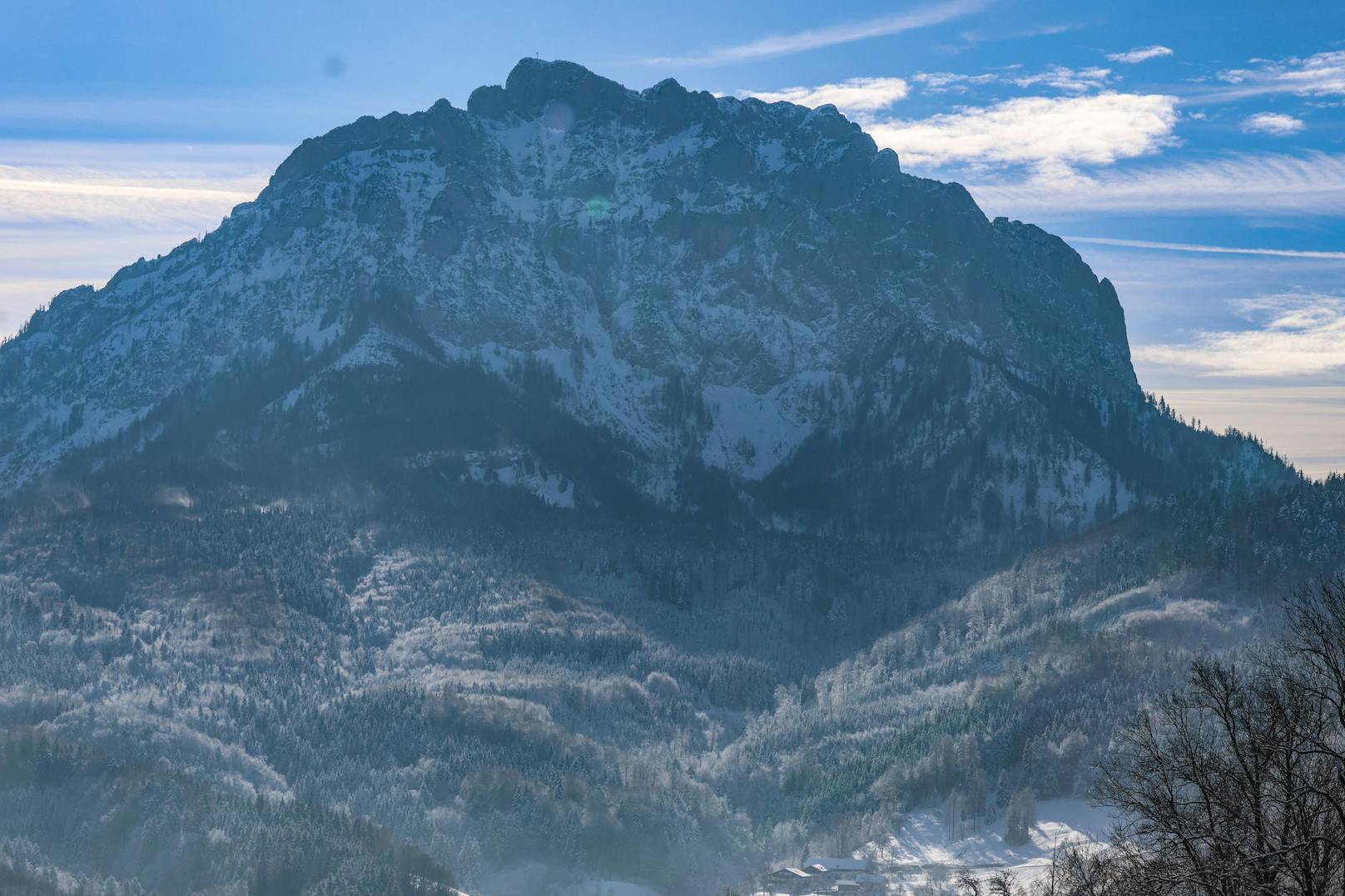 In Oberösterreich starben zwei Alpinisten, die von einer kleinen Lawine aus der Kletterwand gerissen wurden.