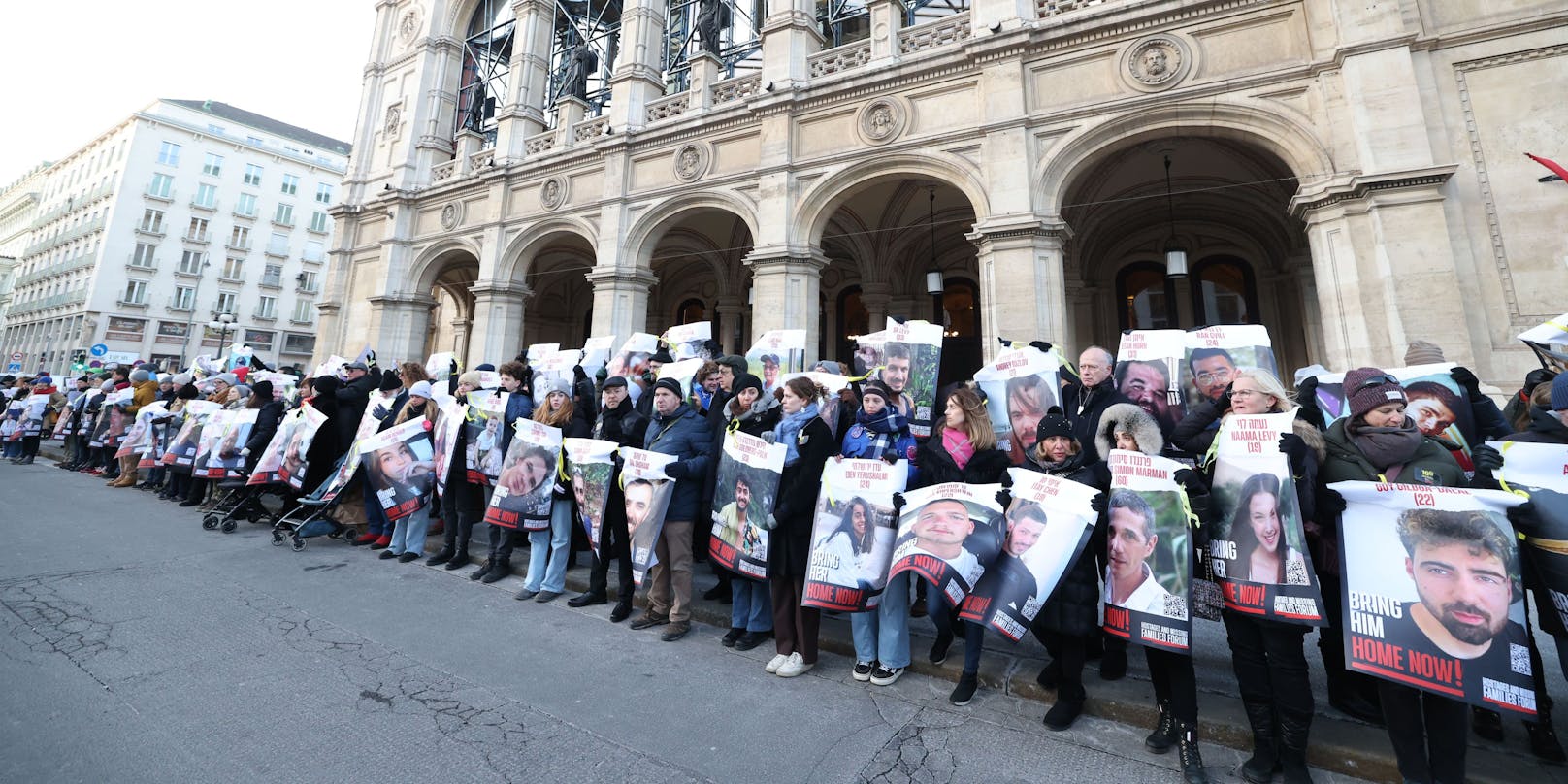 Rund 150 Menschen demonstrierten am Sonntag vor der Wiener Staatsoper für die Freilassung der Hamas-Geiseln.