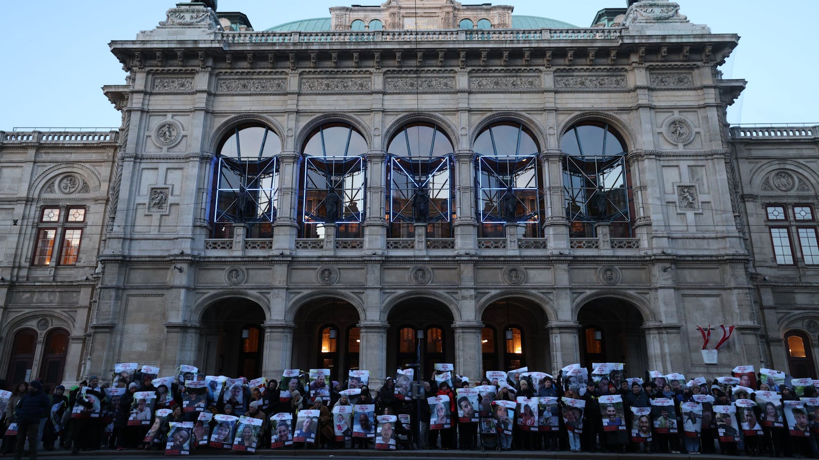 Rund 150 Menschen demonstrierten am Sonntag vor der Wiener Staatsoper für die Freilassung der Hamas-Geiseln.