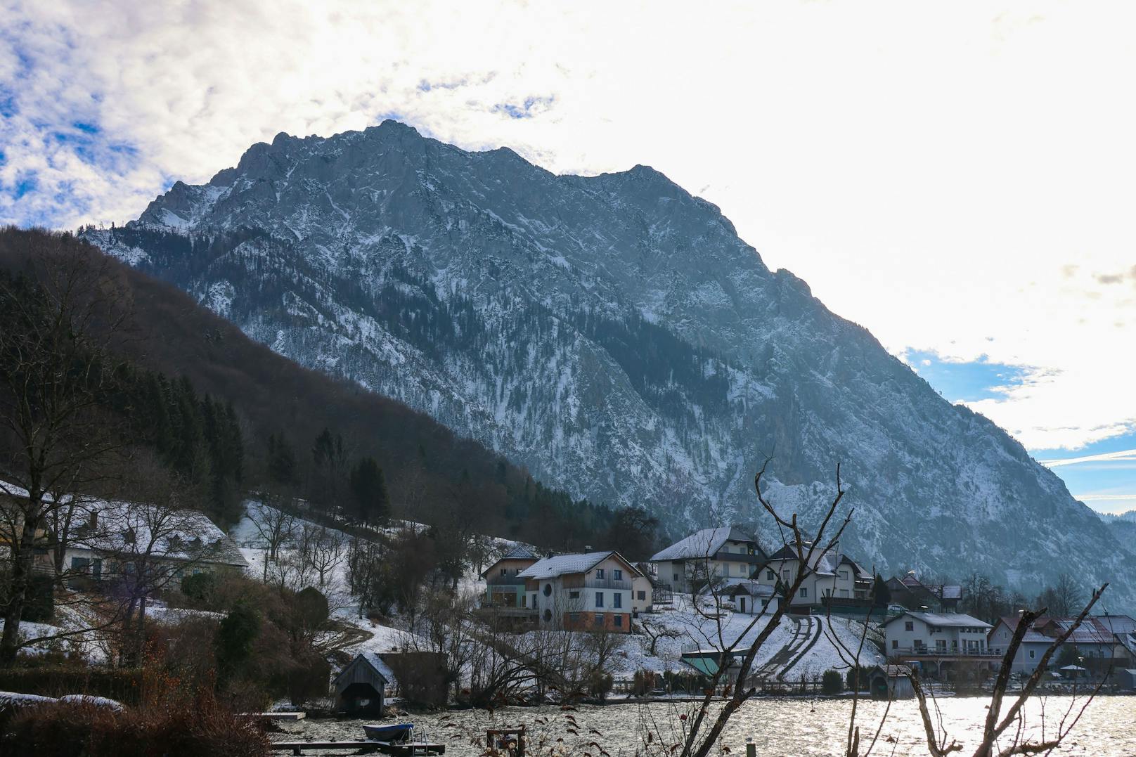 In Oberösterreich starben zwei Alpinisten, die von einer kleinen Lawine aus der Kletterwand gerissen wurden.