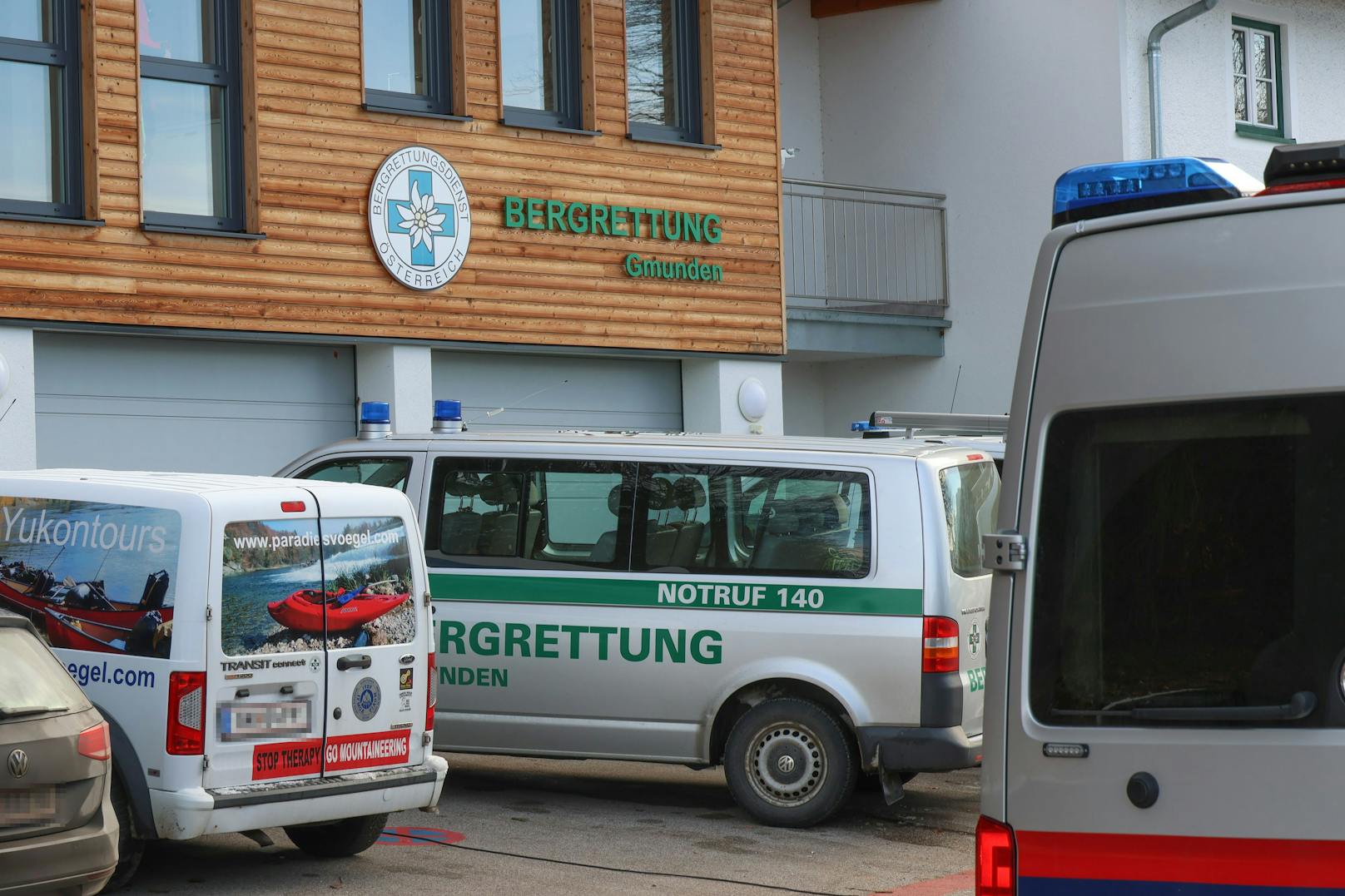 In Oberösterreich starben zwei Alpinisten, die von einer kleinen Lawine aus der Kletterwand gerissen wurden.