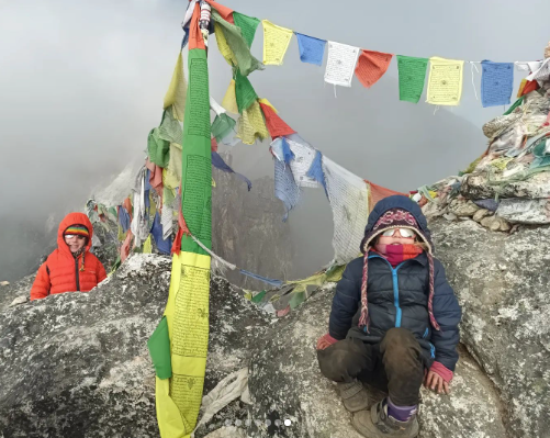 Die vierjährige Zara bricht den Weltrekord auf dem Mount Everest.