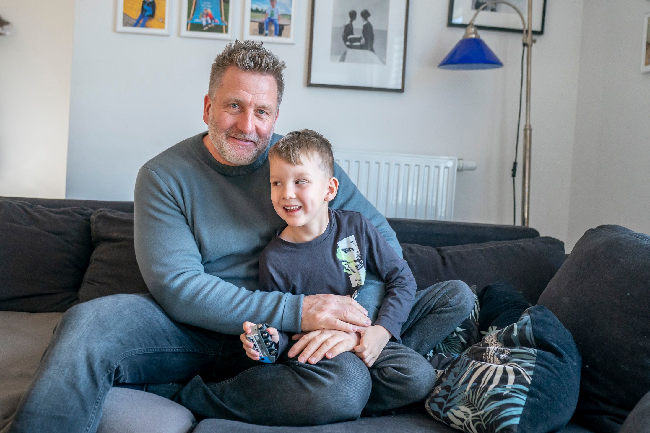 Sven K. (50) mit seinem Sohn zuhause in der Seestadt Aspern in Wien-Donaustadt. 