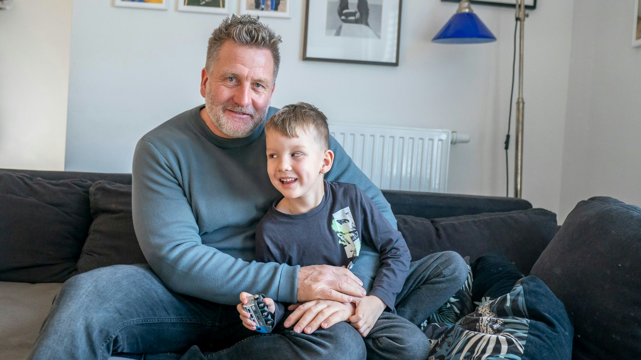 Sven K. (50) mit seinem Sohn zuhause in der Seestadt Aspern in Wien-Donaustadt. 