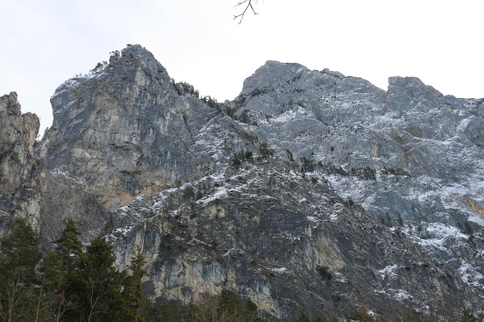 In Oberösterreich starben zwei Alpinisten, die von einer kleinen Lawine aus der Kletterwand gerissen wurden.