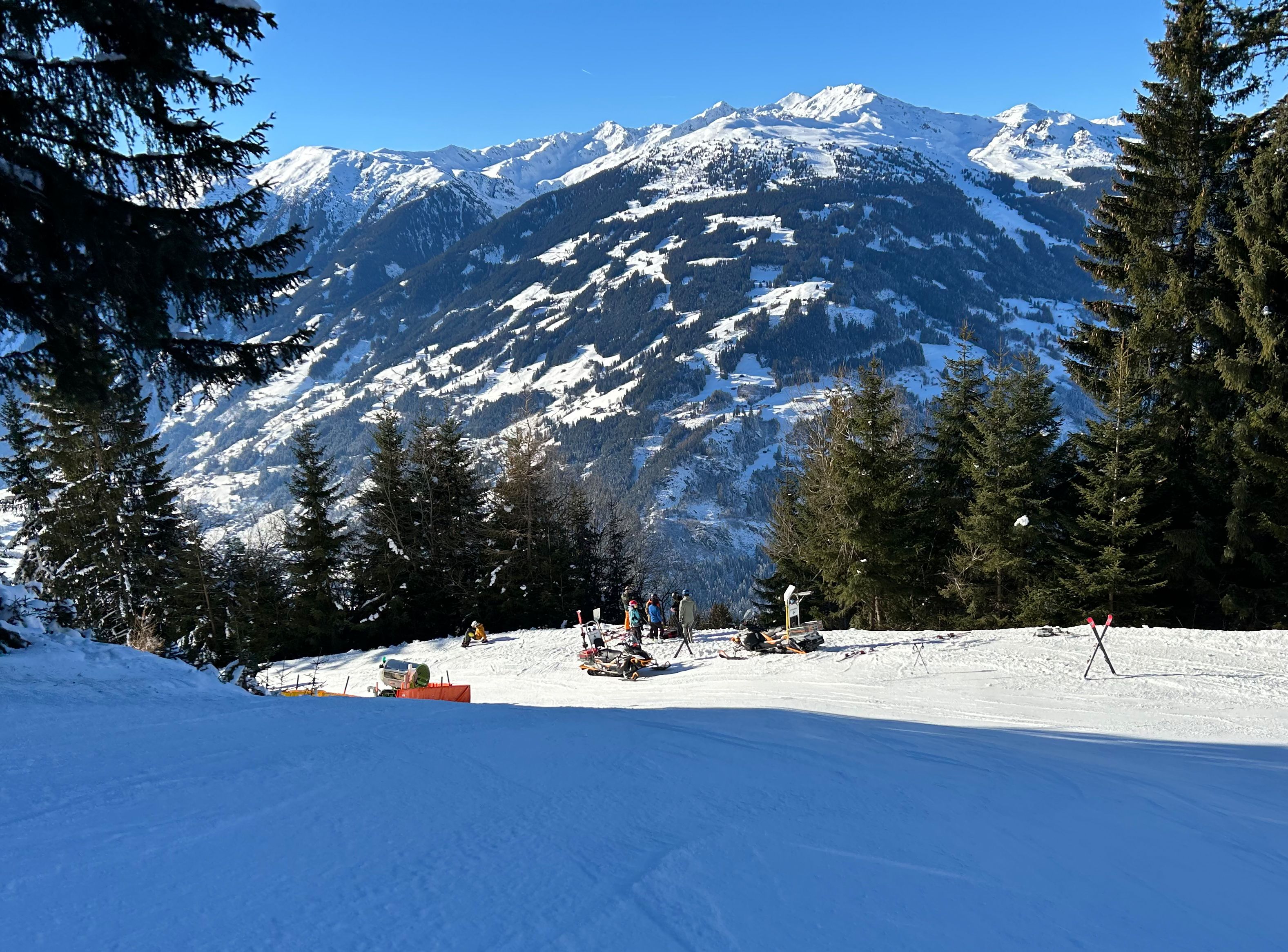 Eine 35 Jahre alte Polin verlor aus bisher unbekannter Ursache in einem Steilhang die Kontrolle über ihre Schier.