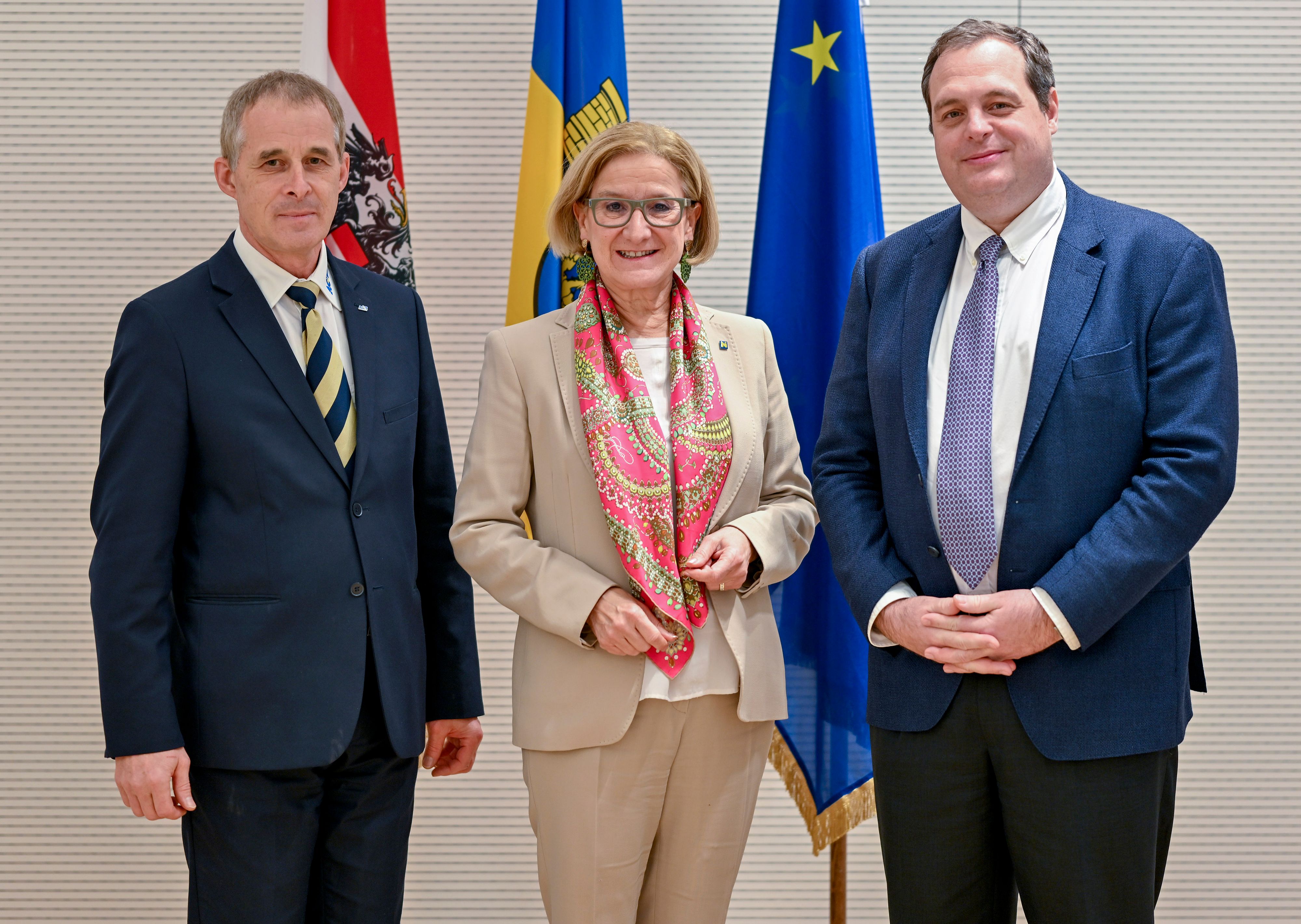 Von links: Andreas Pauschitz (AC²T), Landeshauptfrau Johanna Mikl-Leitner und Robert Wagner (Danube Private University)