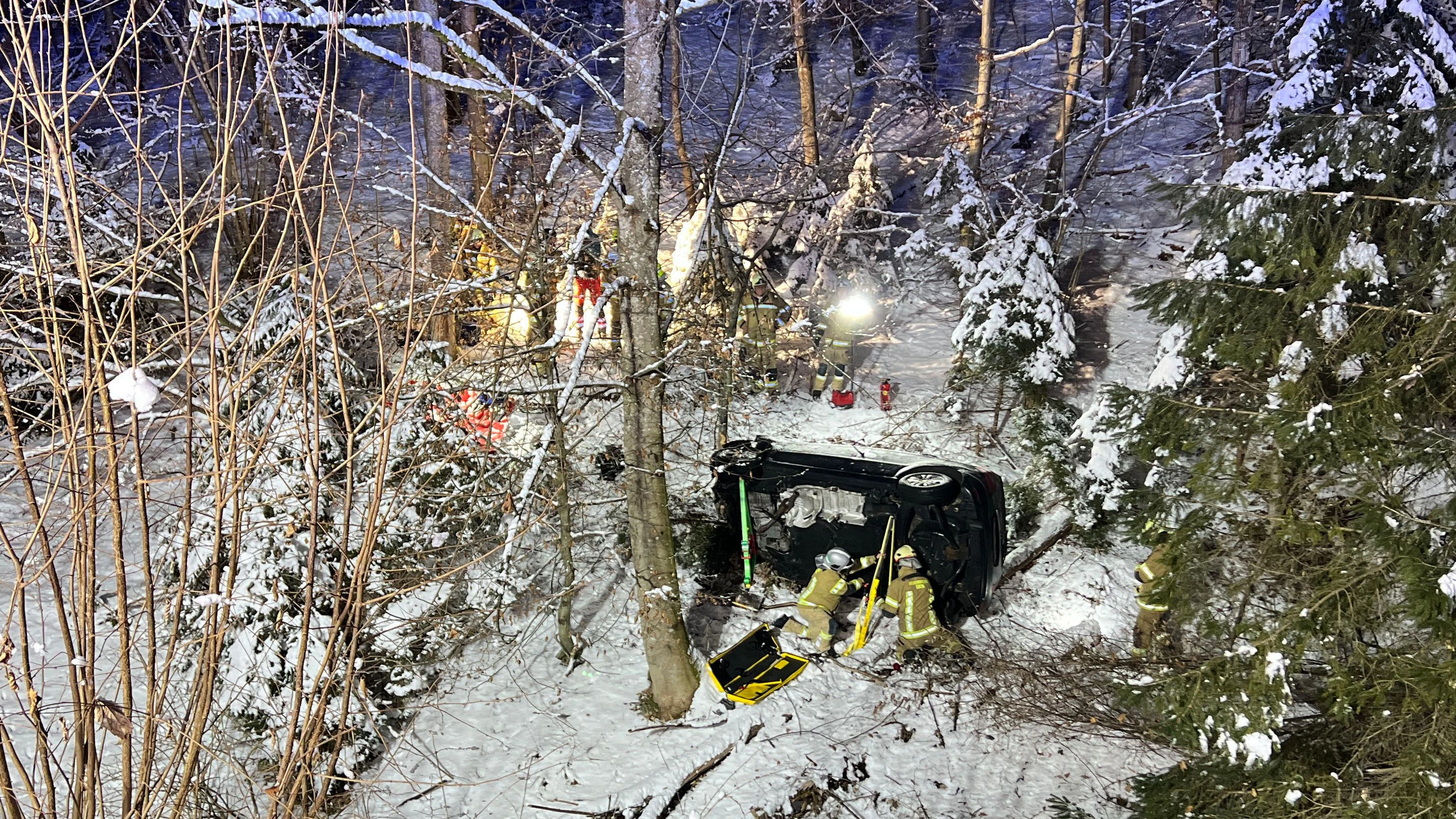 Um 6 Uhr konnte der tragische Einsatz nach Bergung des Autos beendet werden.