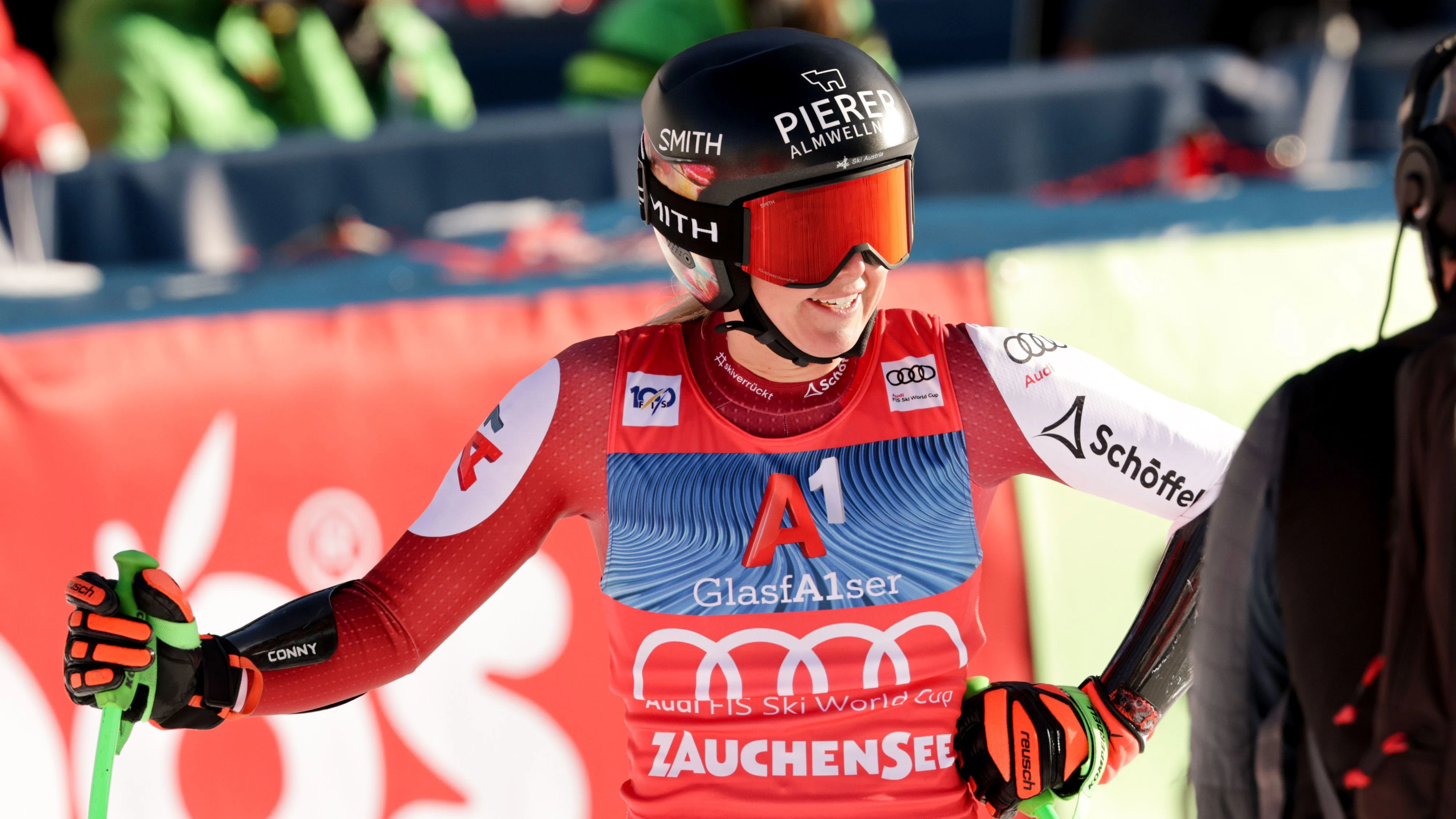 Cornelia Hütter baute ihren Vorsprung im Super-G-Weltcup aus.
