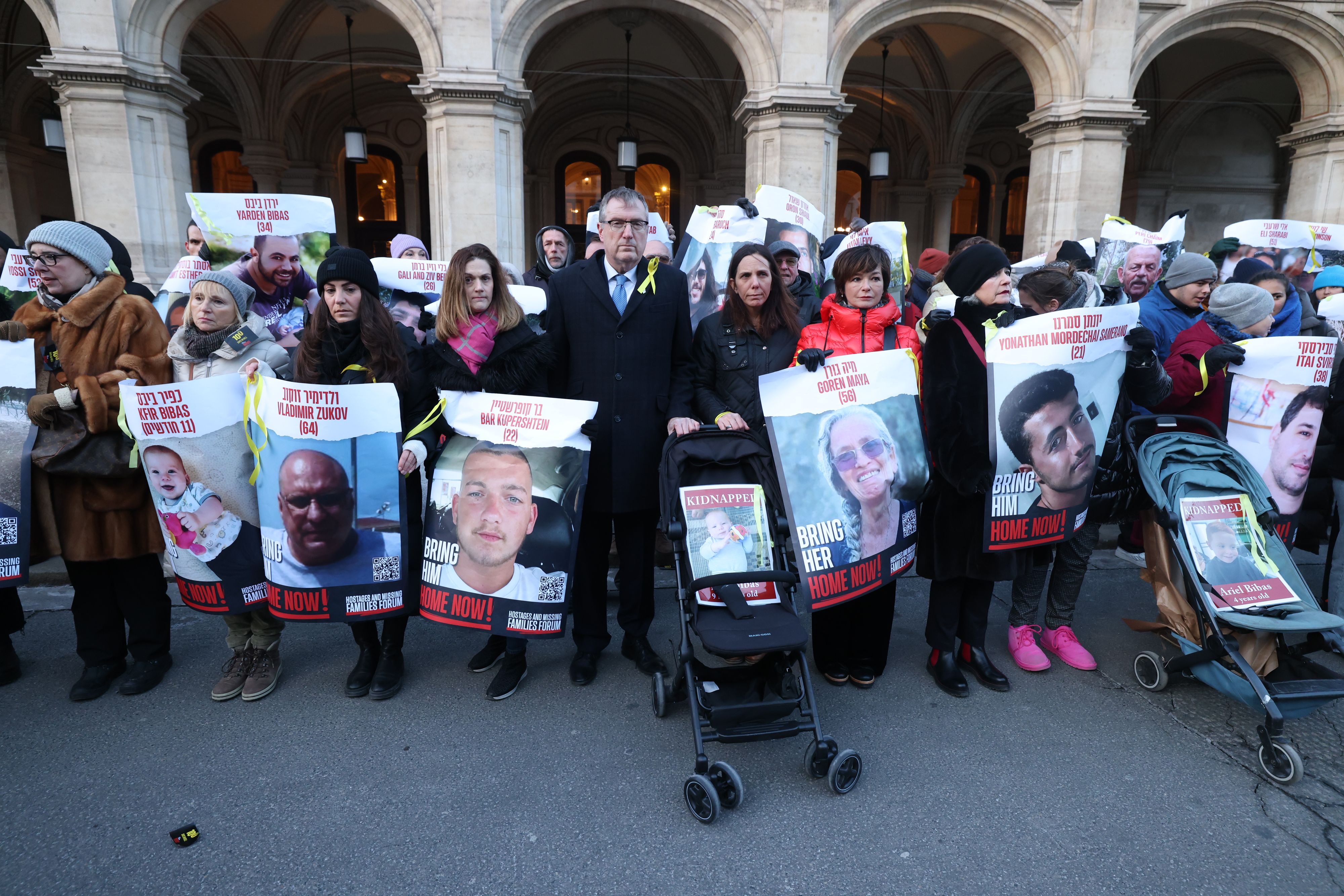 Mariannas (rosa Schal) Neffe Bar Kupershtein (22) ist eine der Hamas-Geiseln. Zusammen mit Israels Botschafter David Roet (Mitte), Katharina Stemberger (rote Jacke) und anderen forderte sie am Sonntag vor der Wiener Staatsoper die Freilassung der Gefangenen.