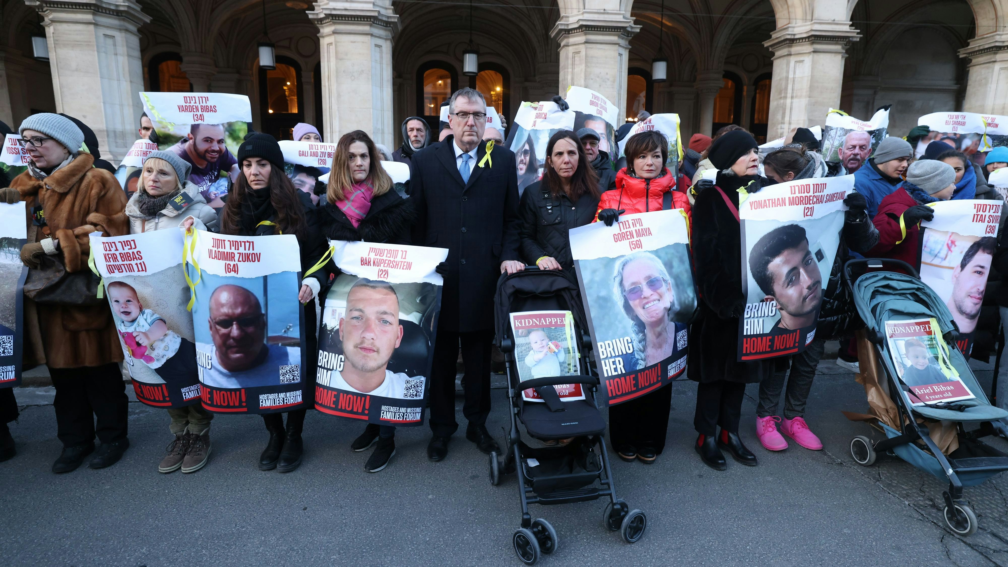 Mariannas (l.) Neffe Bar Kupershtein (22) ist eine der Hamas-Geiseln. Zusammen mit Israels Botschafter David Roet, Katharina Stemberger und anderen forderte sie am Sonntag die Freilassung der Geiseln.