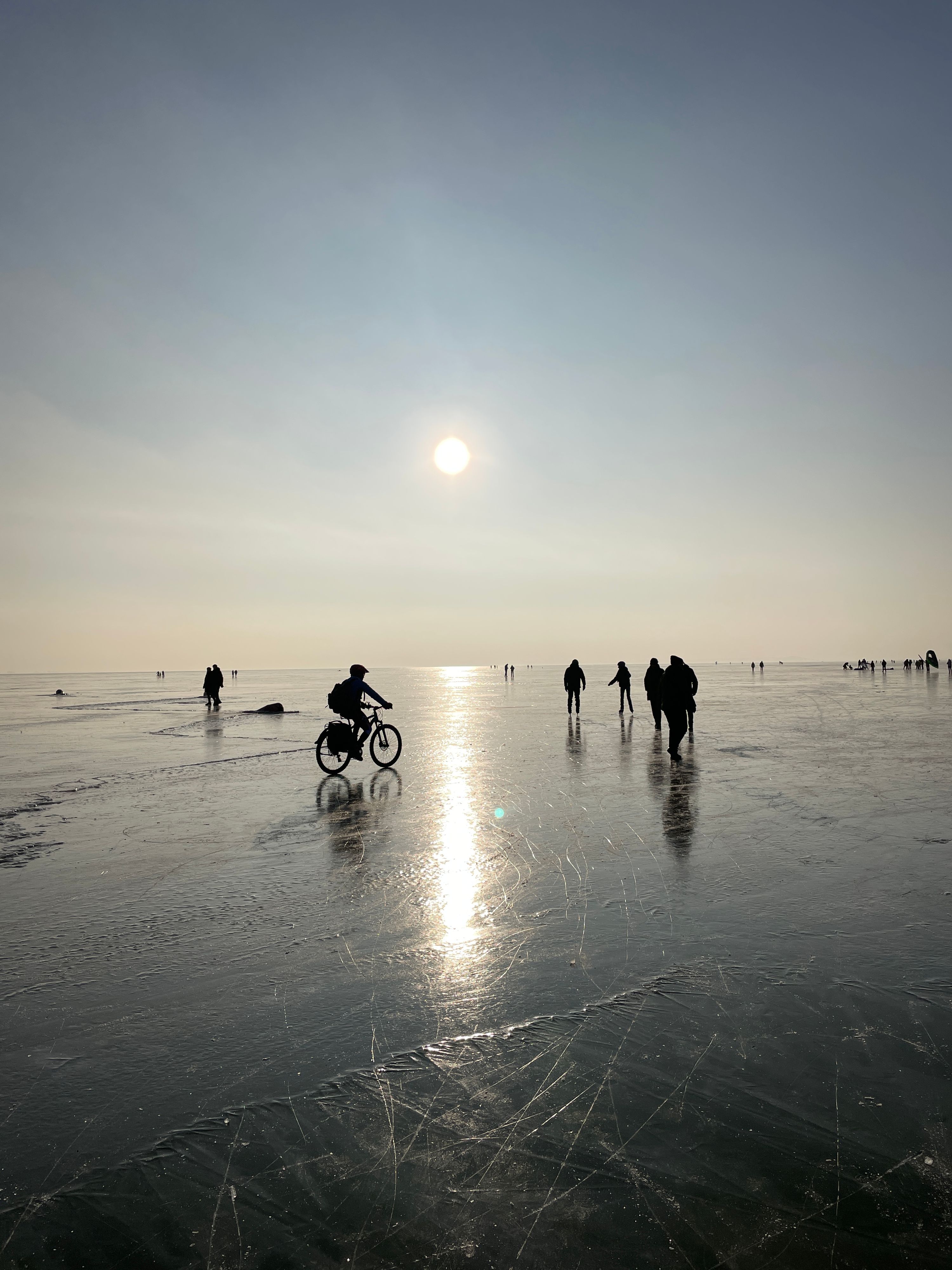 Nicht nur Eisläufer sondern auch Radler sind im Burgenland heiß auf’s Eis am Neusiedler See. 