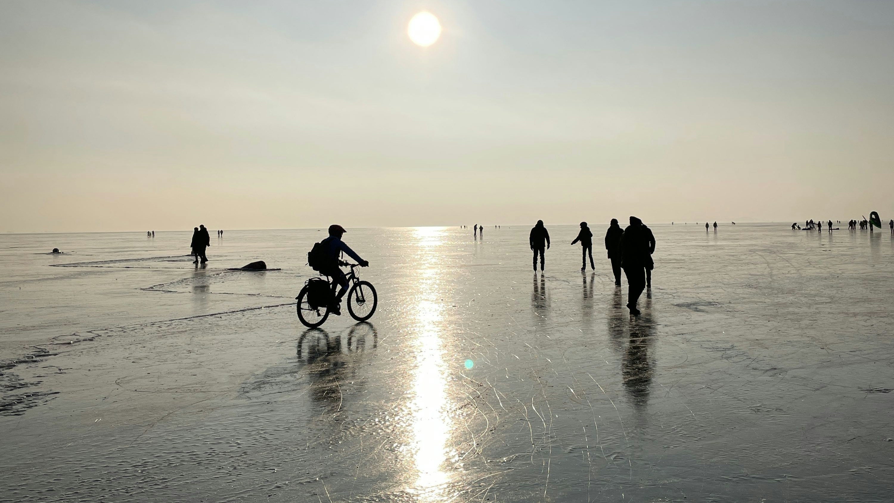 Nicht nur Eisläufer sondern auch Radler sind im Burgenland heiß auf’s Eis am Neusiedler See. 