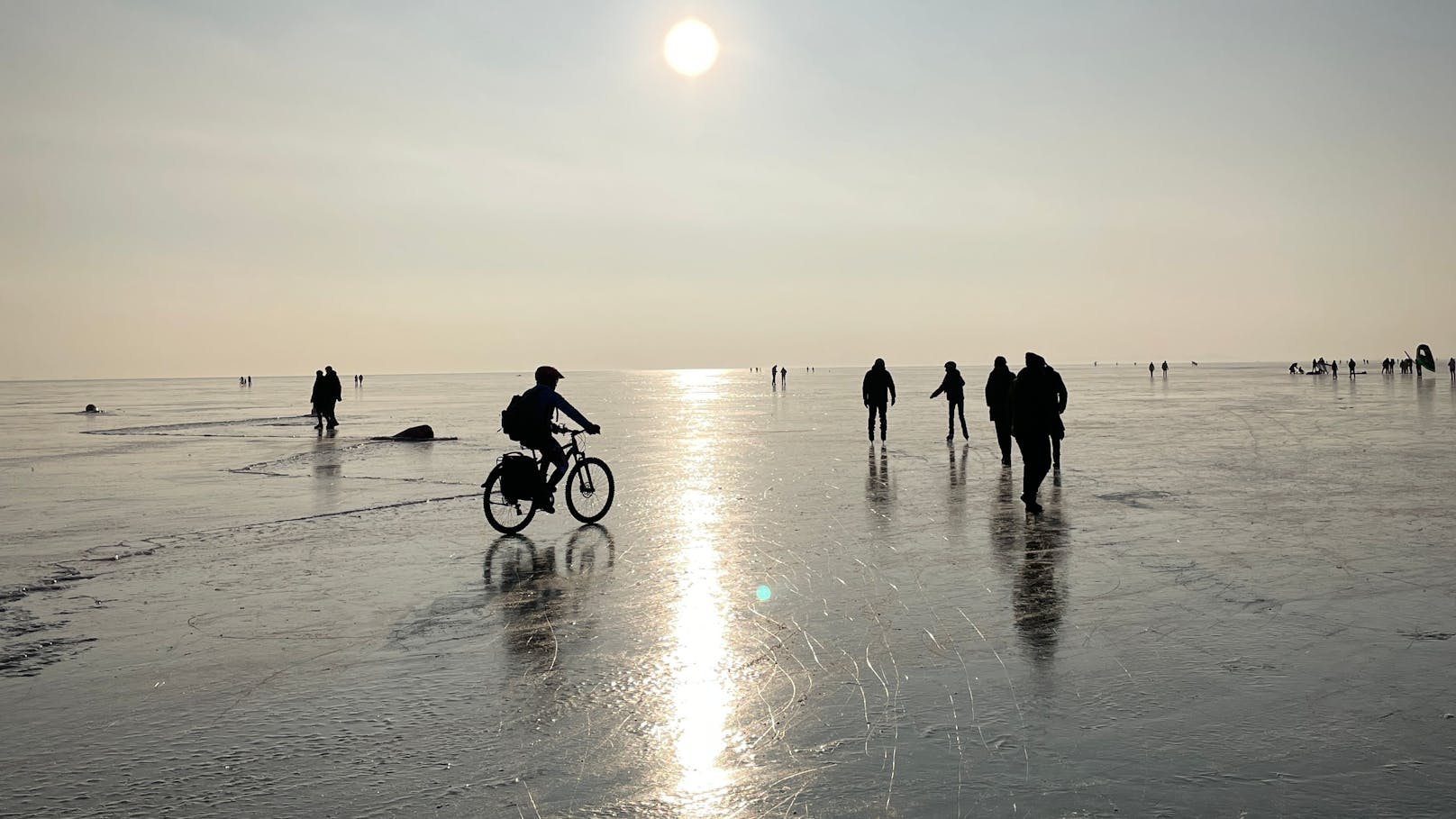 Meer der Wiener zugefroren! Alle sind nun heiß aufs Eis